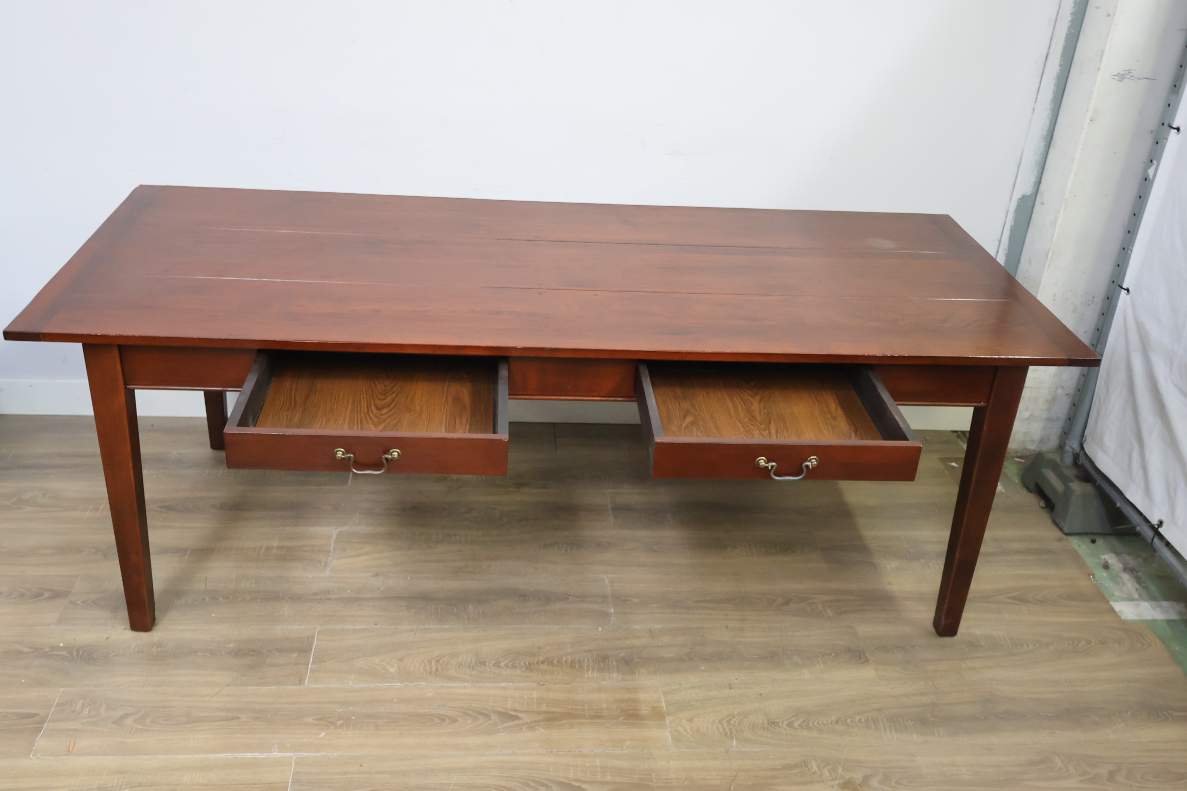 Grote Houten eettafel met lades - 220L x 90B – foto 12 – kavel bij GSD Auctions, Zoeterwoude