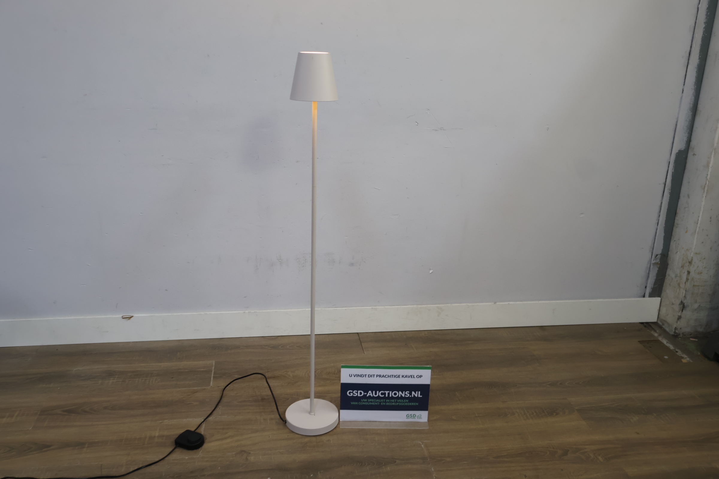 Karwei Vloerlamp – foto 2 – kavel bij GSD Auctions, Zoeterwoude
