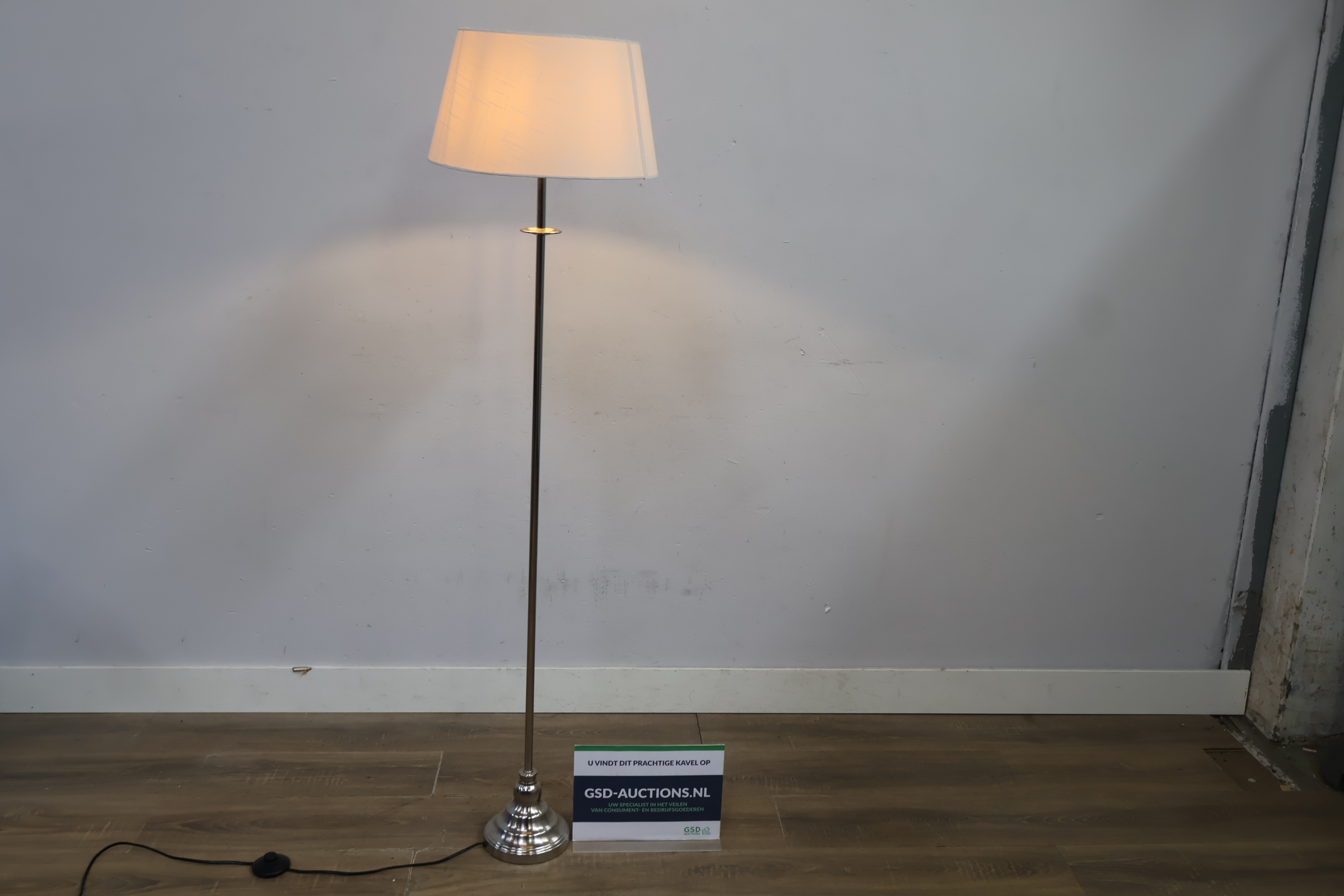 Staande lamp, Vloerlamp met witte lampenkap – foto 2 – kavel bij GSD Auctions, Zoeterwoude