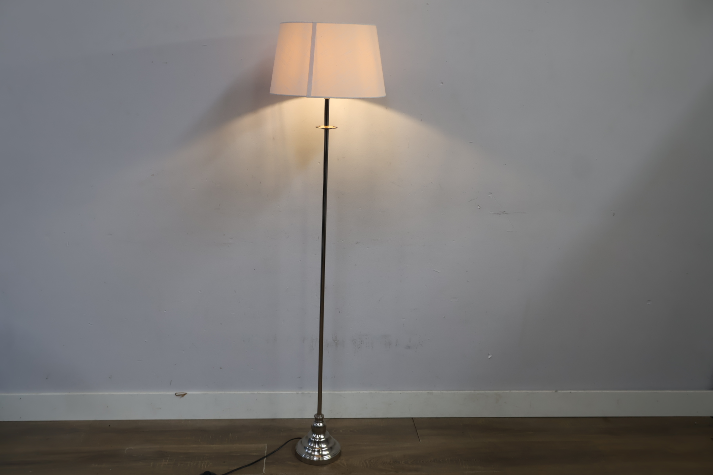 Staande lamp, Vloerlamp met witte lampenkap – foto 3 – kavel bij GSD Auctions, Zoeterwoude