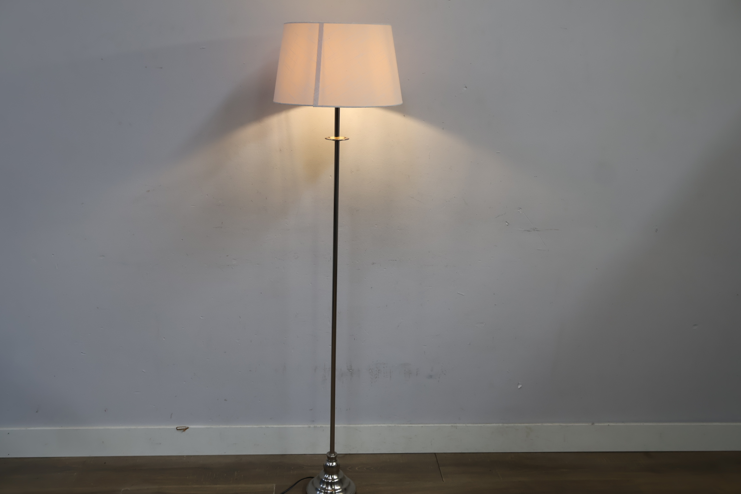 Staande lamp, Vloerlamp met witte lampenkap – foto 4 – kavel bij GSD Auctions, Zoeterwoude