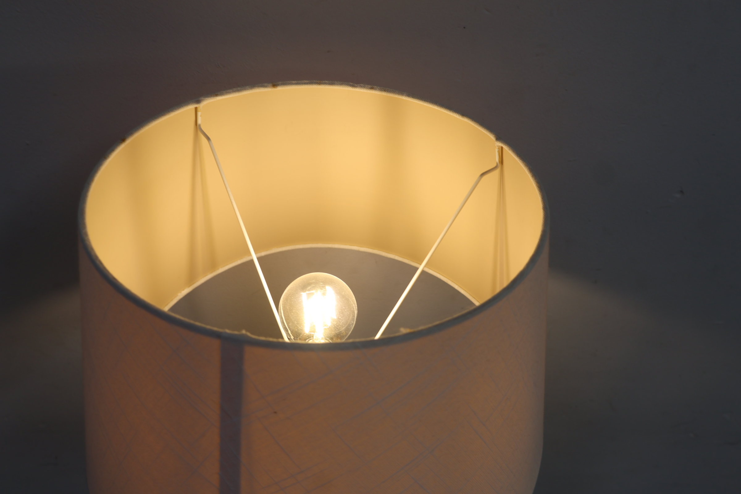 Staande lamp, Vloerlamp met witte lampenkap – foto 5 – kavel bij GSD Auctions, Zoeterwoude