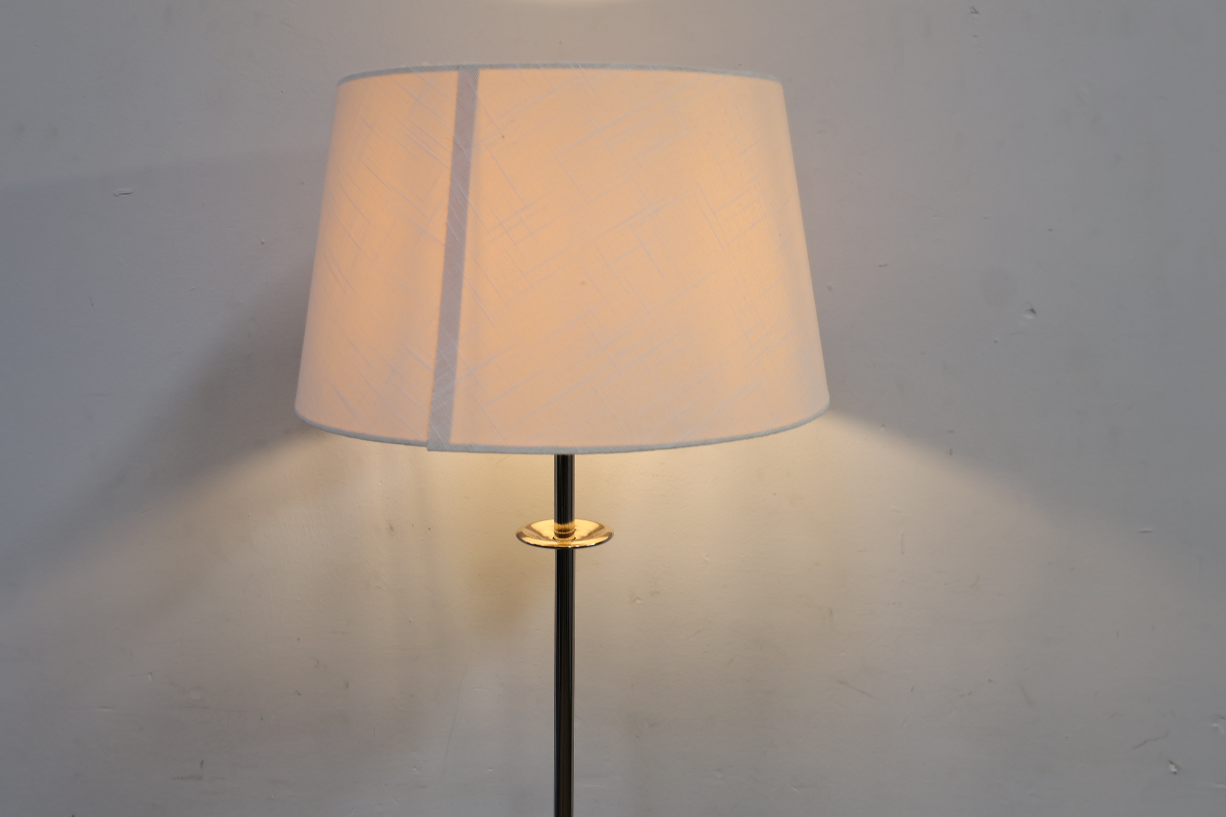 Staande lamp, Vloerlamp met witte lampenkap – foto 6 – kavel bij GSD Auctions, Zoeterwoude