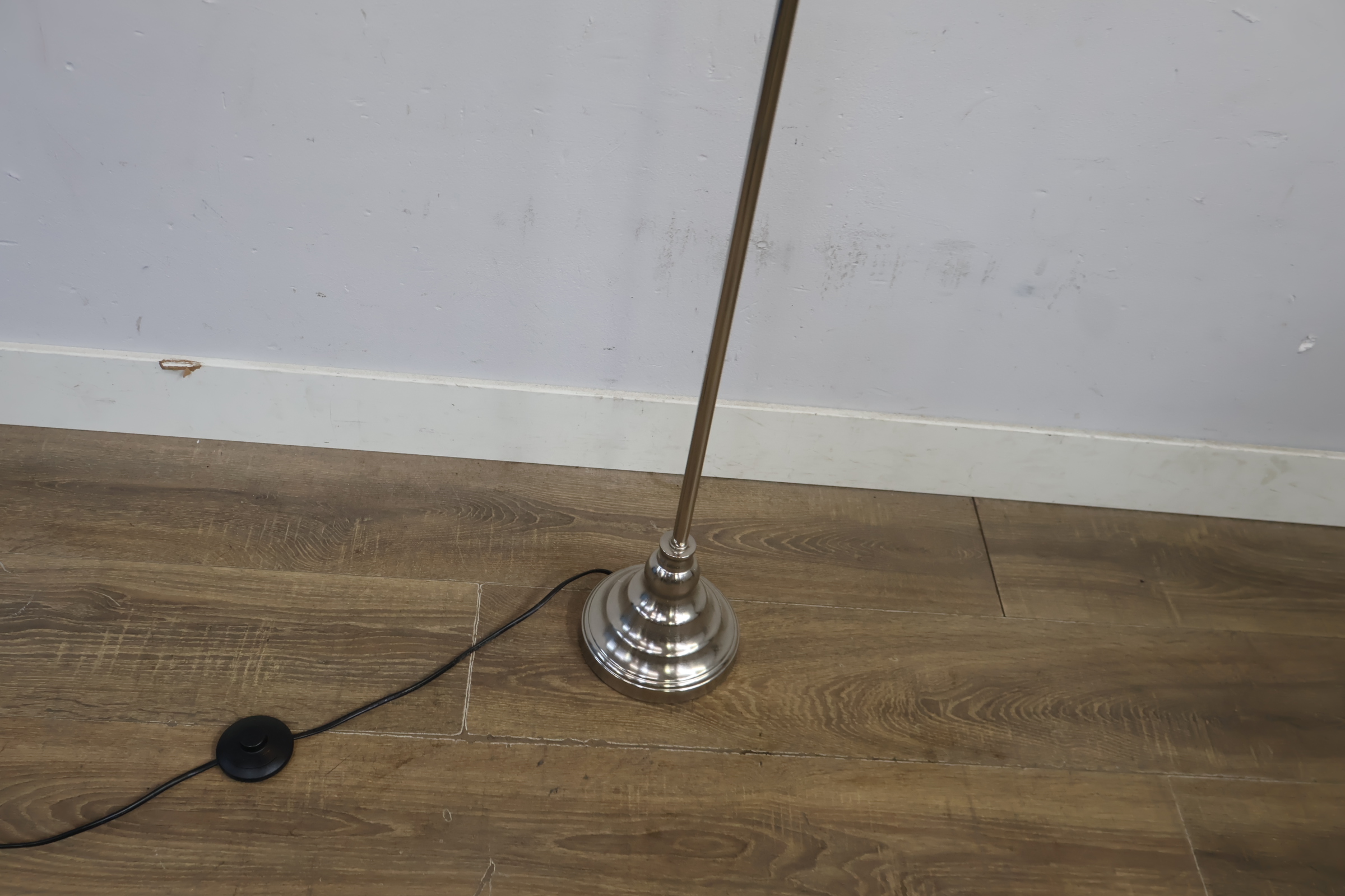 Staande lamp, Vloerlamp met witte lampenkap – foto 7 – kavel bij GSD Auctions, Zoeterwoude