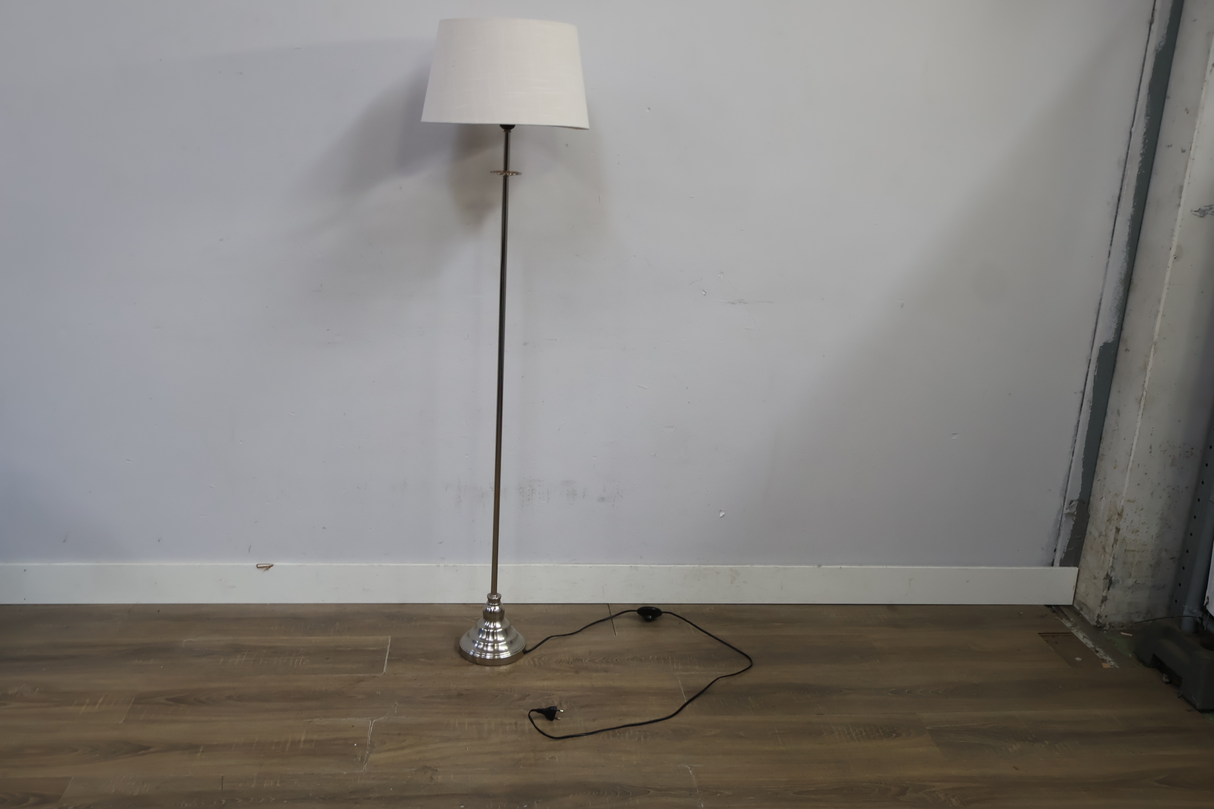 Staande lamp, Vloerlamp met witte lampenkap – foto 8 – kavel bij GSD Auctions, Zoeterwoude