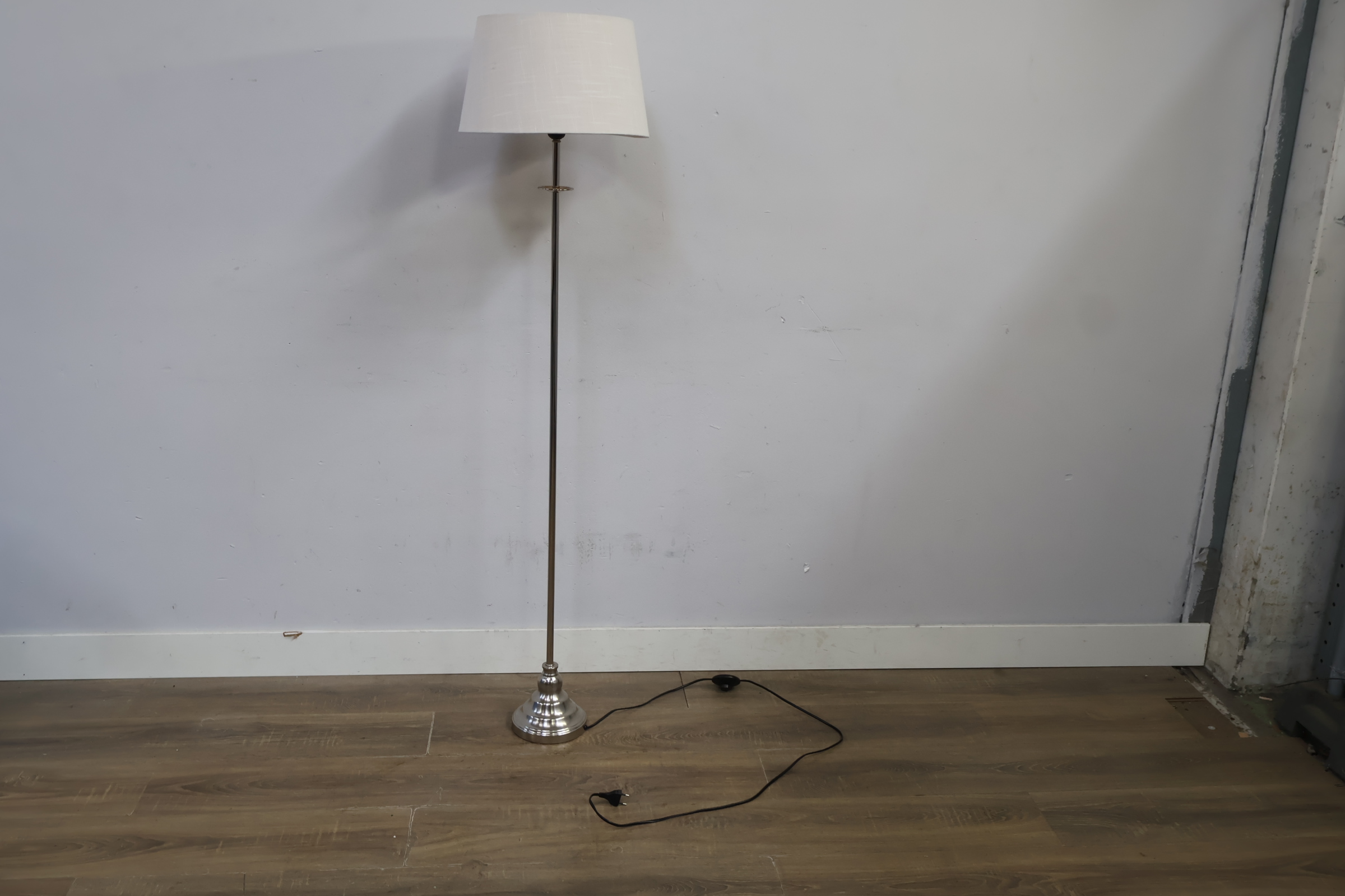 Staande lamp, Vloerlamp met witte lampenkap – foto 9 – kavel bij GSD Auctions, Zoeterwoude