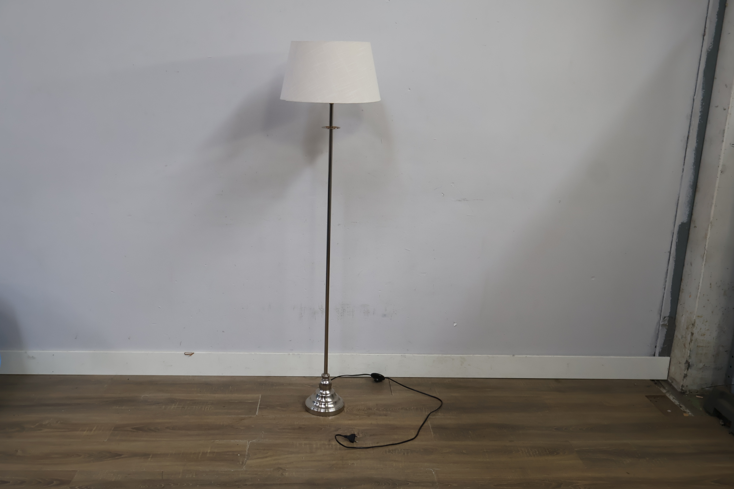 Staande lamp, Vloerlamp met witte lampenkap – foto 10 – kavel bij GSD Auctions, Zoeterwoude
