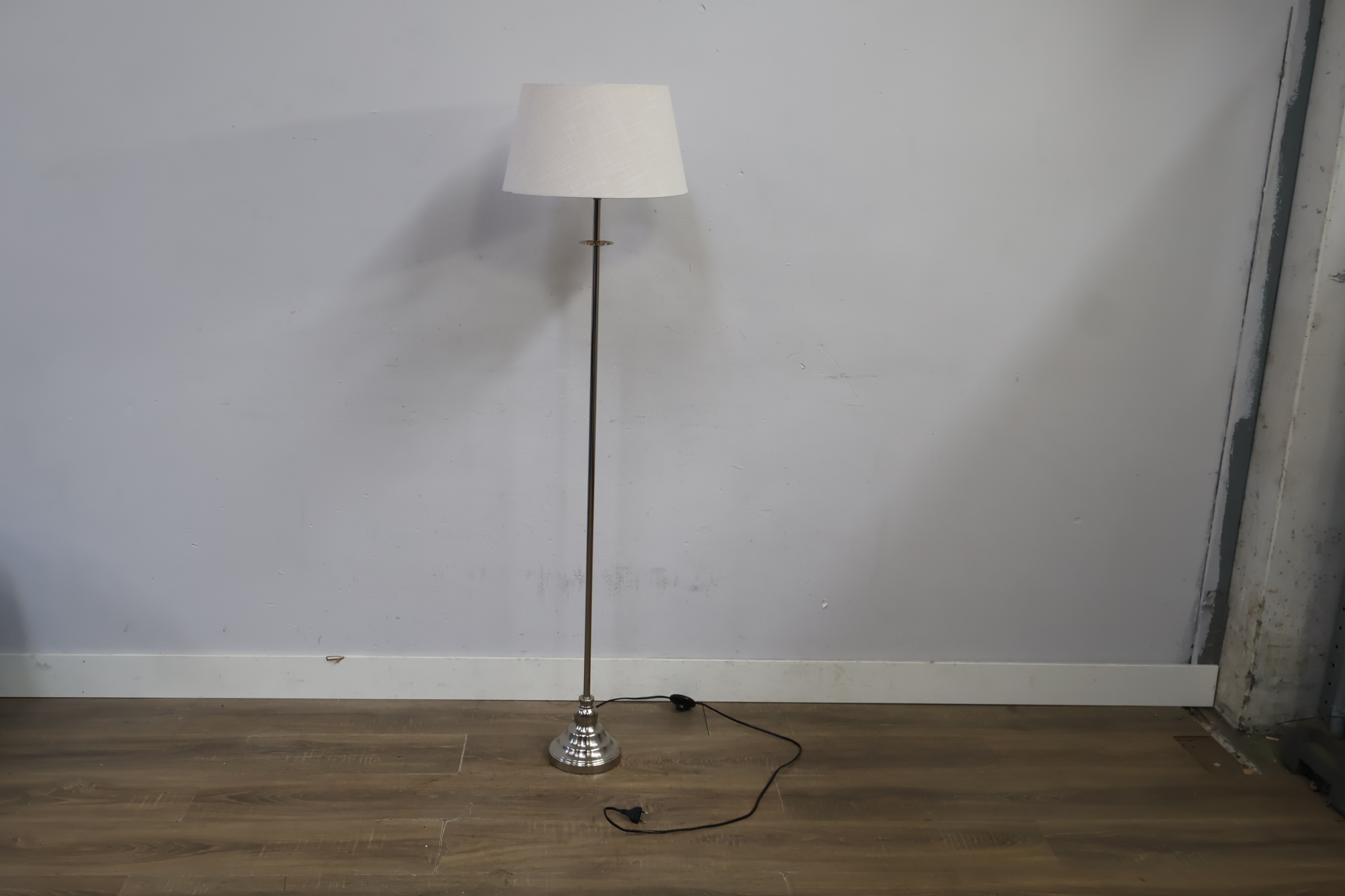 Staande lamp, Vloerlamp met witte lampenkap – foto 11 – kavel bij GSD Auctions, Zoeterwoude