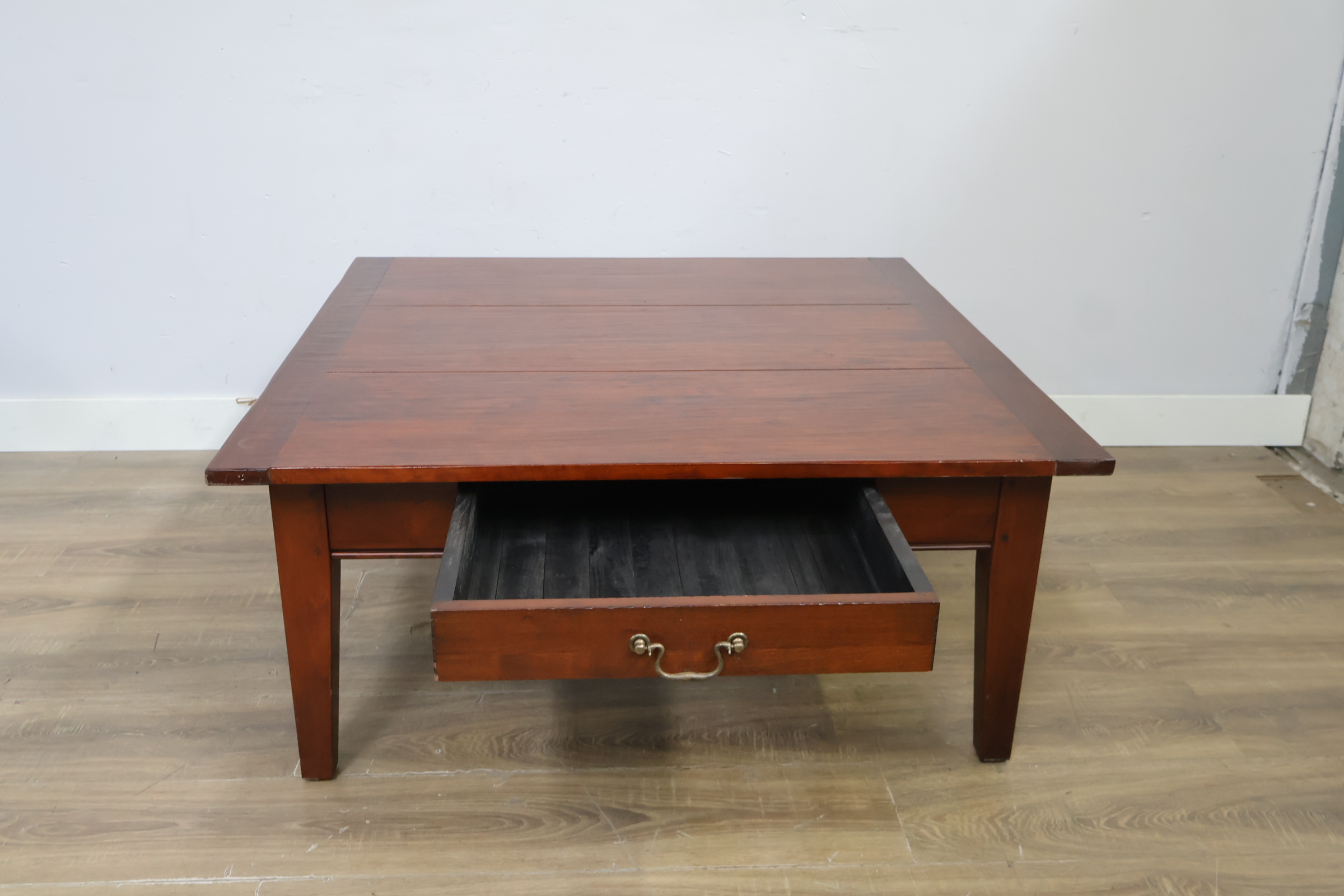 Houten salontafel met lade – foto 12 – kavel bij GSD Auctions, Zoeterwoude