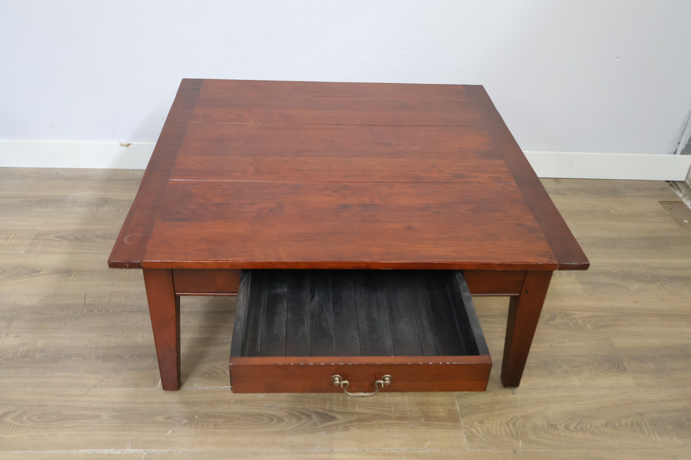 Houten salontafel met lade – foto 13 – kavel bij GSD Auctions, Zoeterwoude