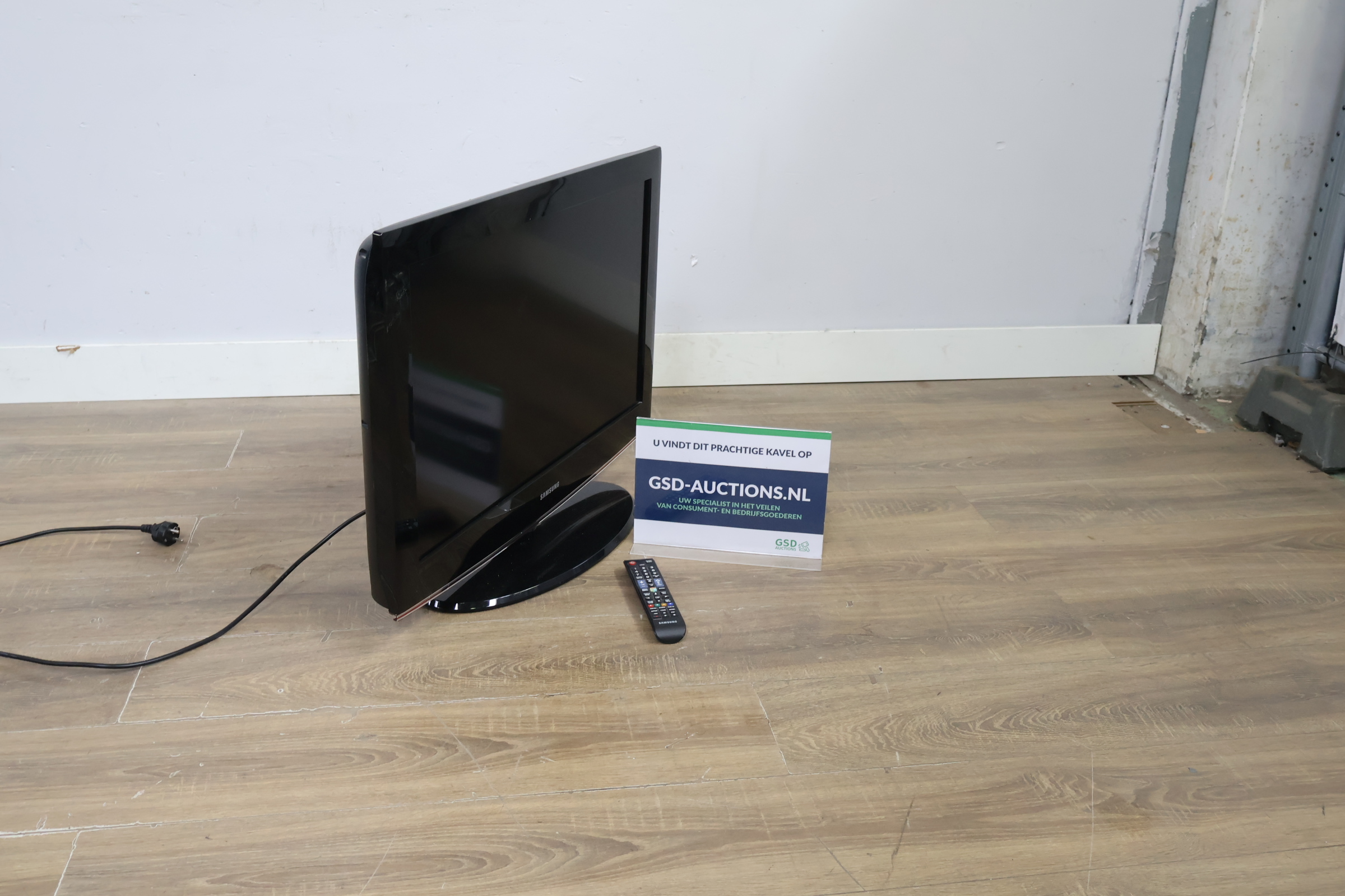 Samsung televisie met afstandsbediening - 32'inch – foto 2 – kavel bij GSD Auctions, Zoeterwoude