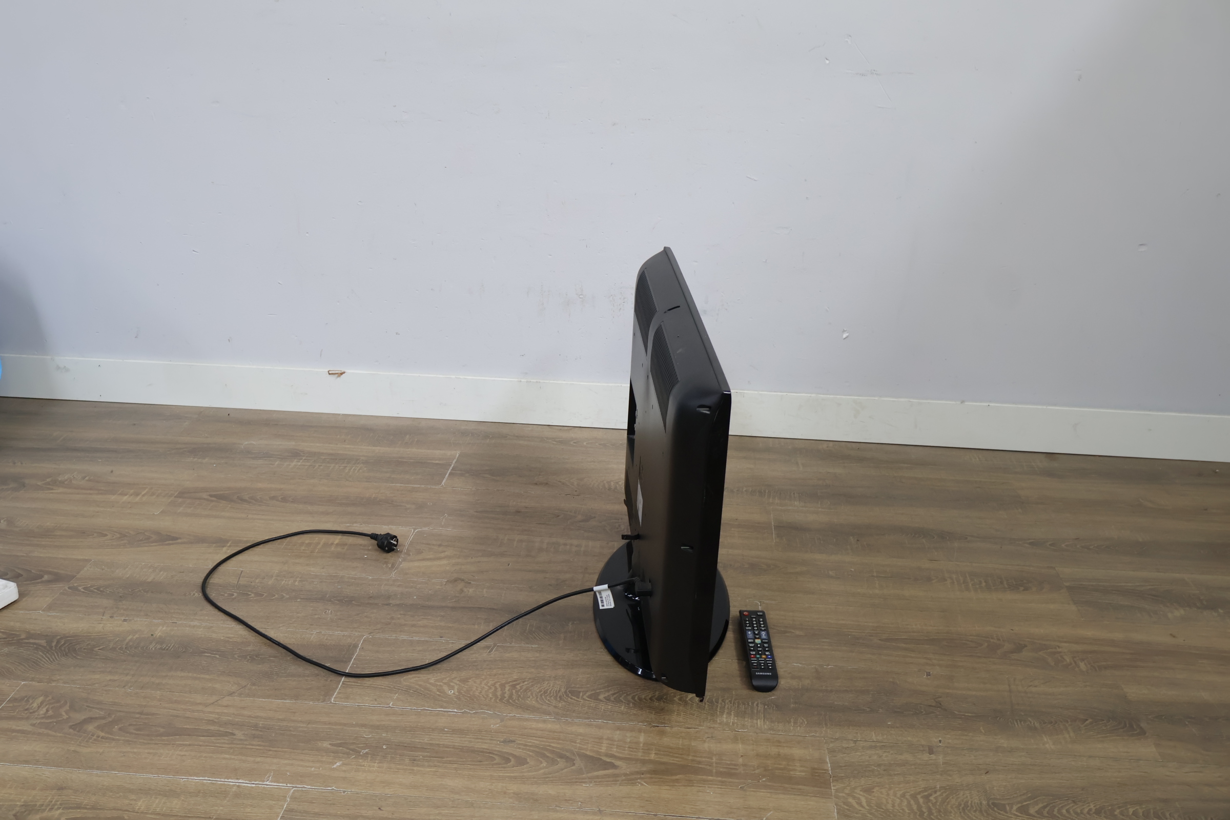 Samsung televisie met afstandsbediening - 32'inch – foto 3 – kavel bij GSD Auctions, Zoeterwoude