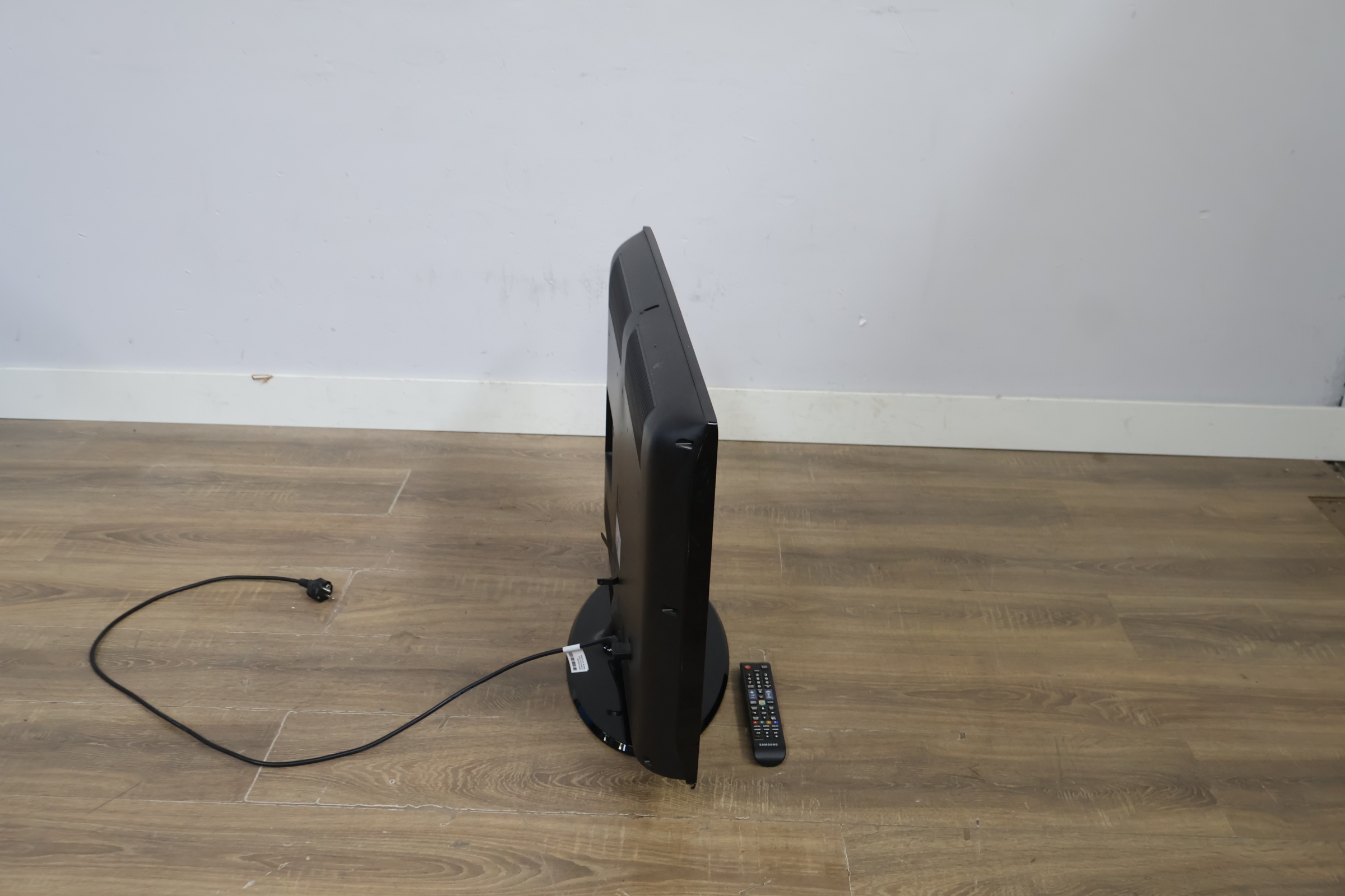 Samsung televisie met afstandsbediening - 32'inch – foto 4 – kavel bij GSD Auctions, Zoeterwoude