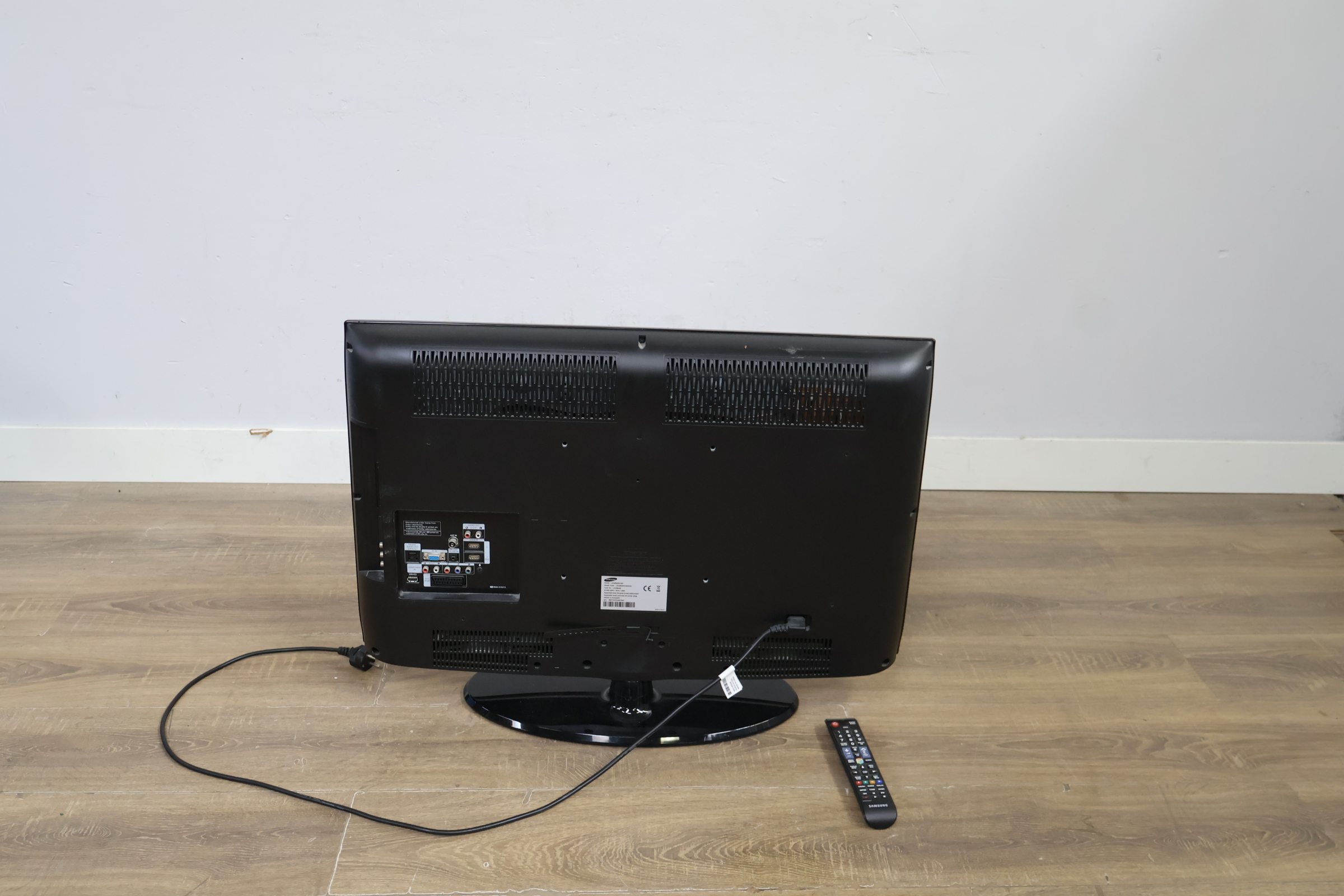 Samsung televisie met afstandsbediening - 32'inch – foto 5 – kavel bij GSD Auctions, Zoeterwoude
