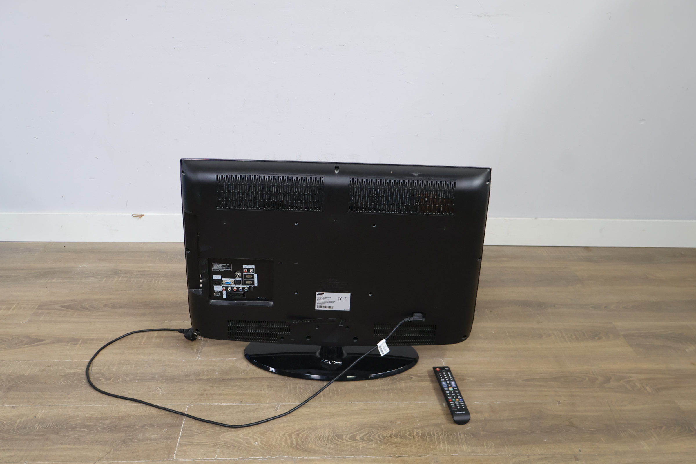 Samsung televisie met afstandsbediening - 32'inch – foto 6 – kavel bij GSD Auctions, Zoeterwoude