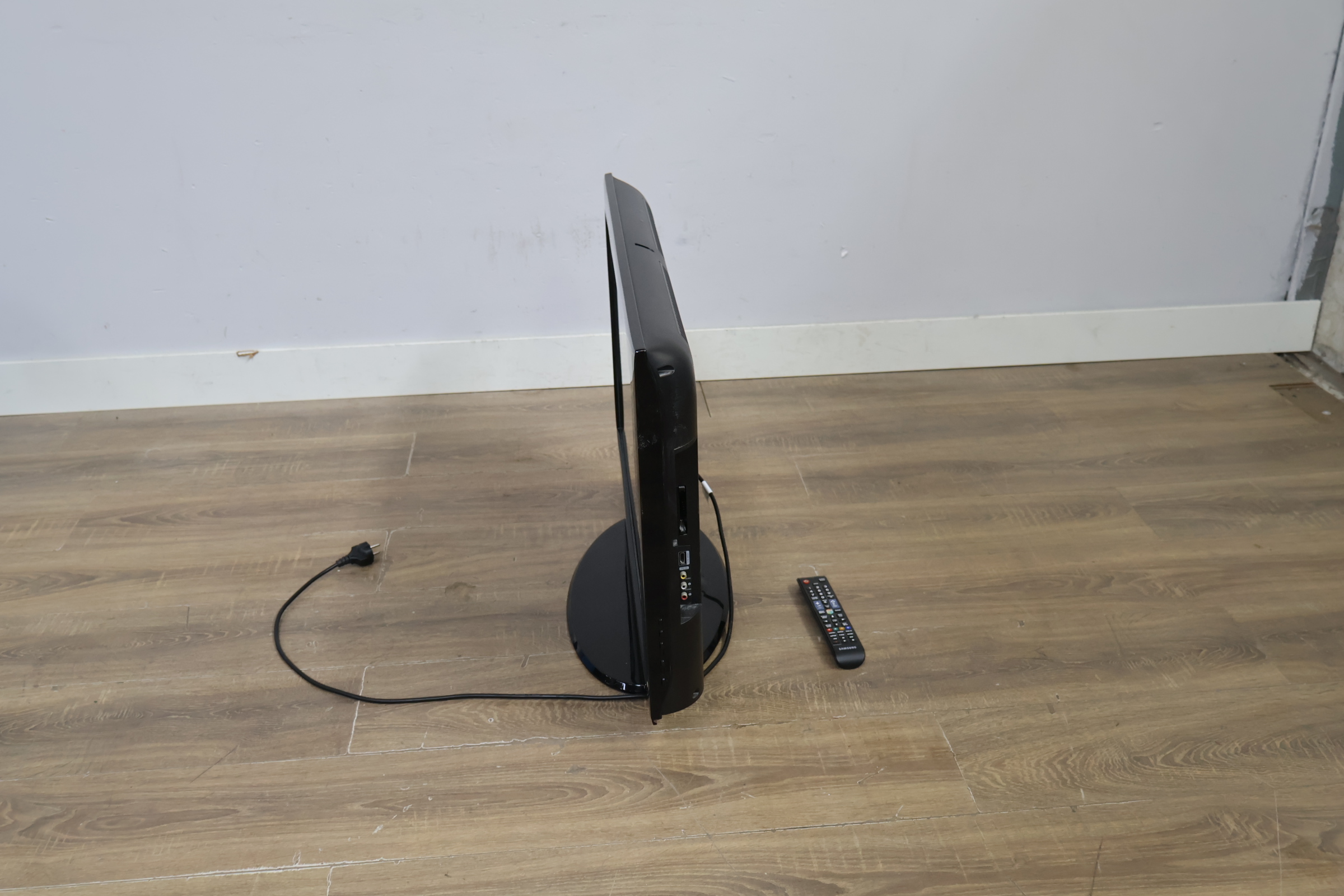 Samsung televisie met afstandsbediening - 32'inch – foto 9 – kavel bij GSD Auctions, Zoeterwoude