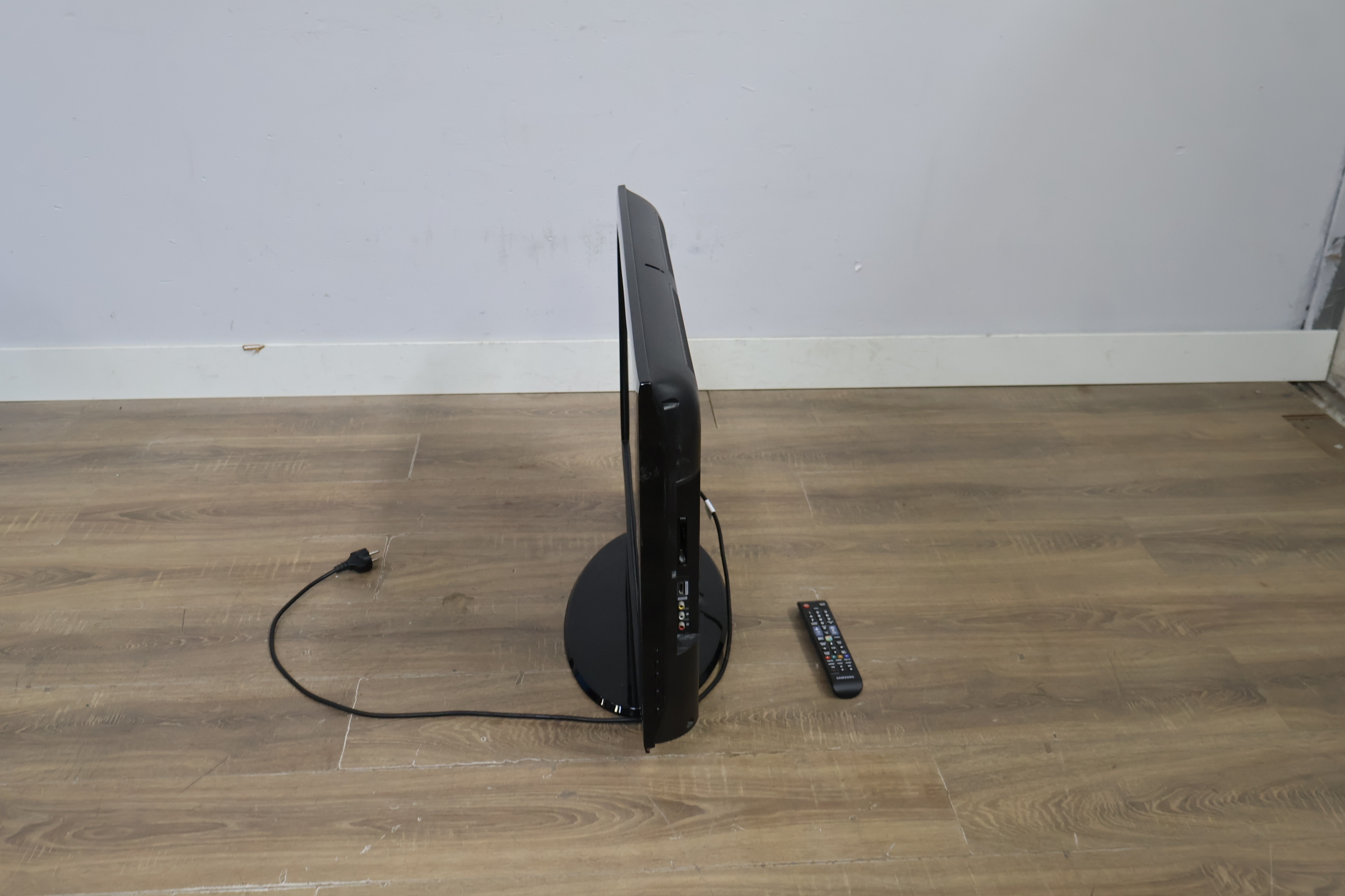 Samsung televisie met afstandsbediening - 32'inch – foto 10 – kavel bij GSD Auctions, Zoeterwoude