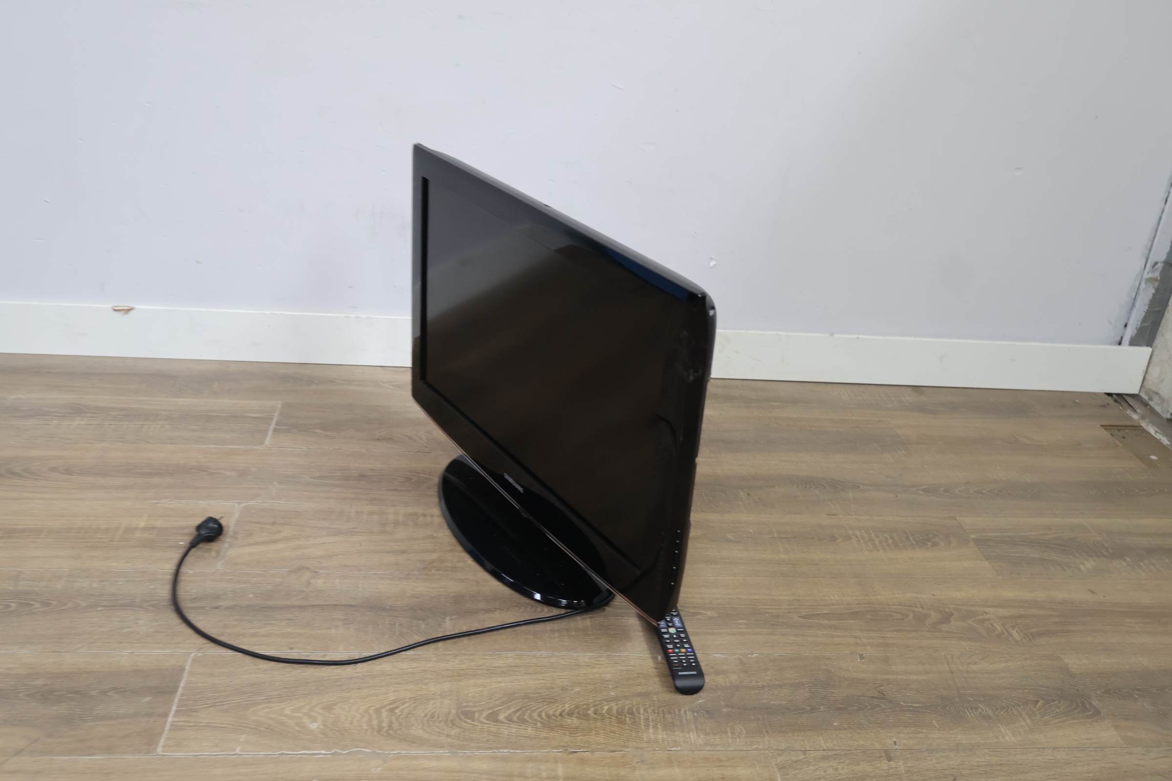 Samsung televisie met afstandsbediening - 32'inch – foto 11 – kavel bij GSD Auctions, Zoeterwoude