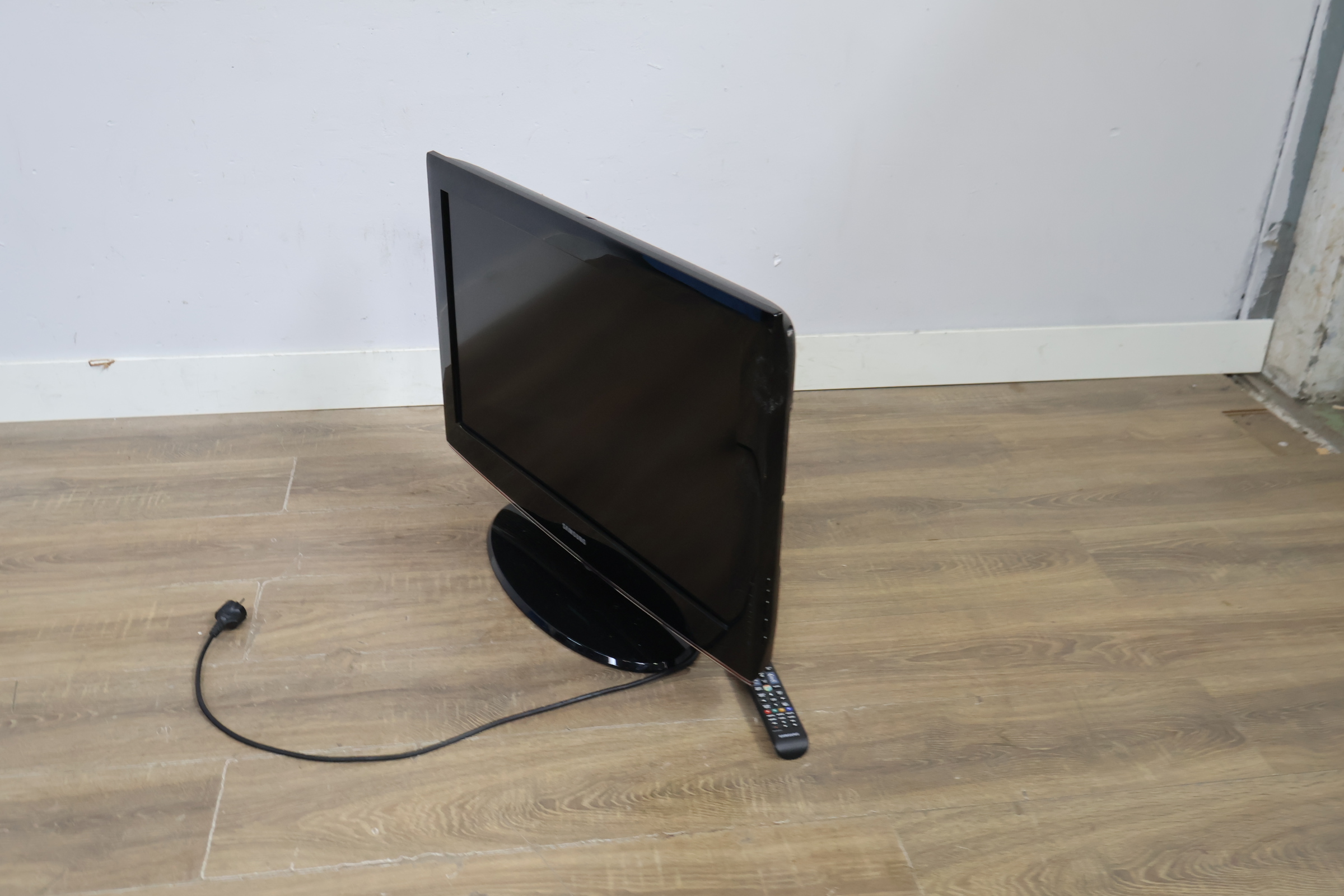 Samsung televisie met afstandsbediening - 32'inch – foto 12 – kavel bij GSD Auctions, Zoeterwoude