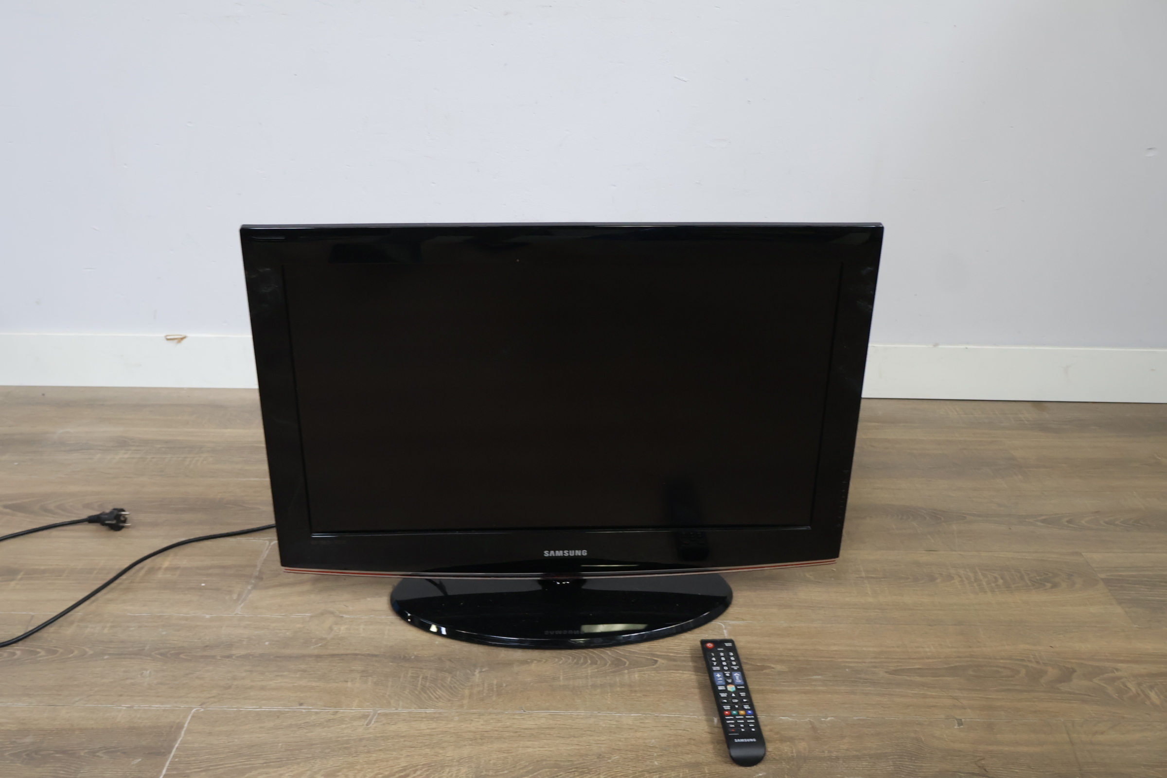 Samsung televisie met afstandsbediening - 32'inch – foto 15 – kavel bij GSD Auctions, Zoeterwoude