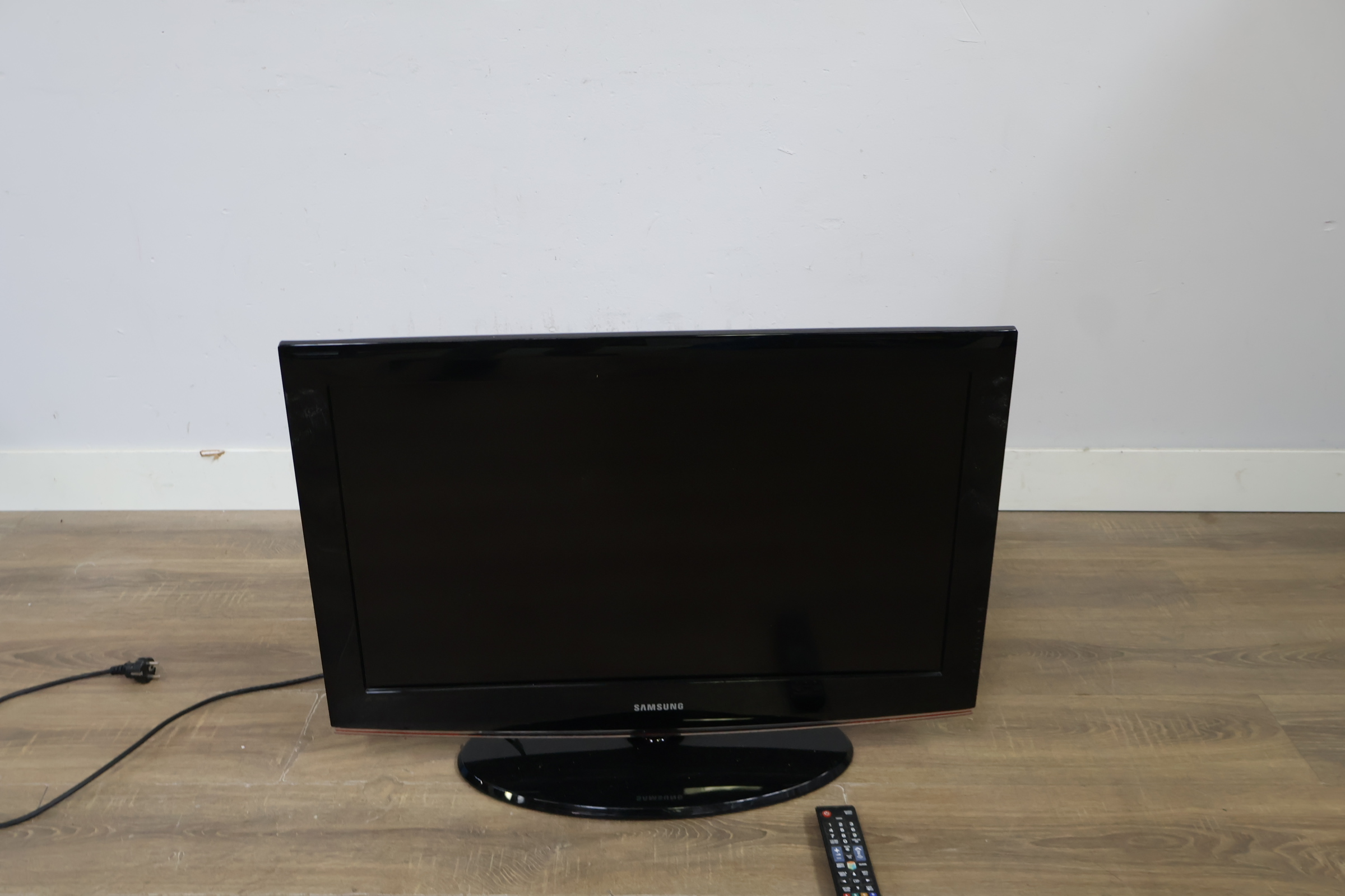 Samsung televisie met afstandsbediening - 32'inch – foto 16 – kavel bij GSD Auctions, Zoeterwoude