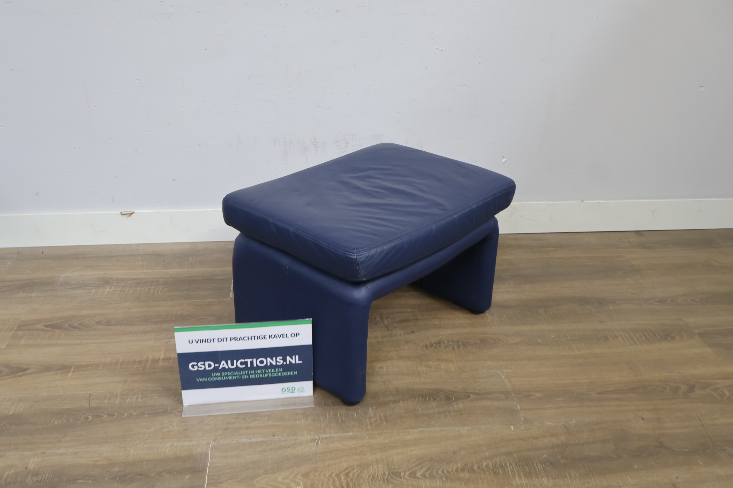 Blauwe leren voetenbank, Poef – foto 2 – kavel bij GSD Auctions, Zoeterwoude