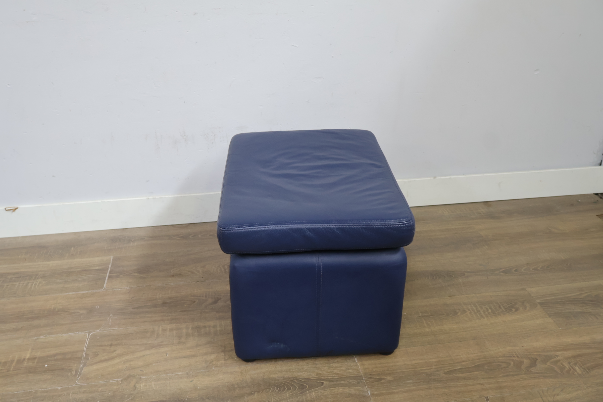 Blauwe leren voetenbank, Poef – foto 3 – kavel bij GSD Auctions, Zoeterwoude