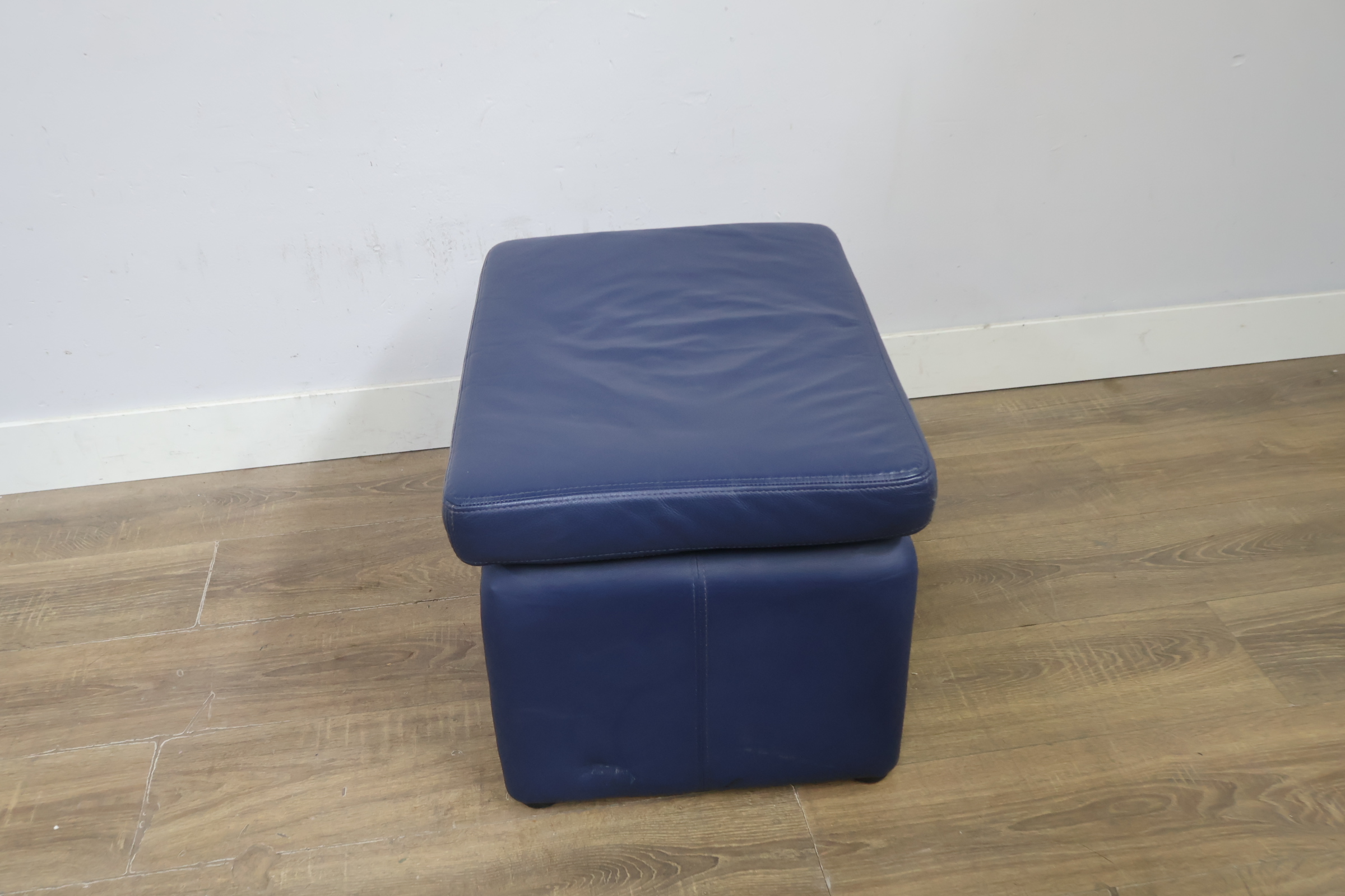 Blauwe leren voetenbank, Poef – foto 4 – kavel bij GSD Auctions, Zoeterwoude