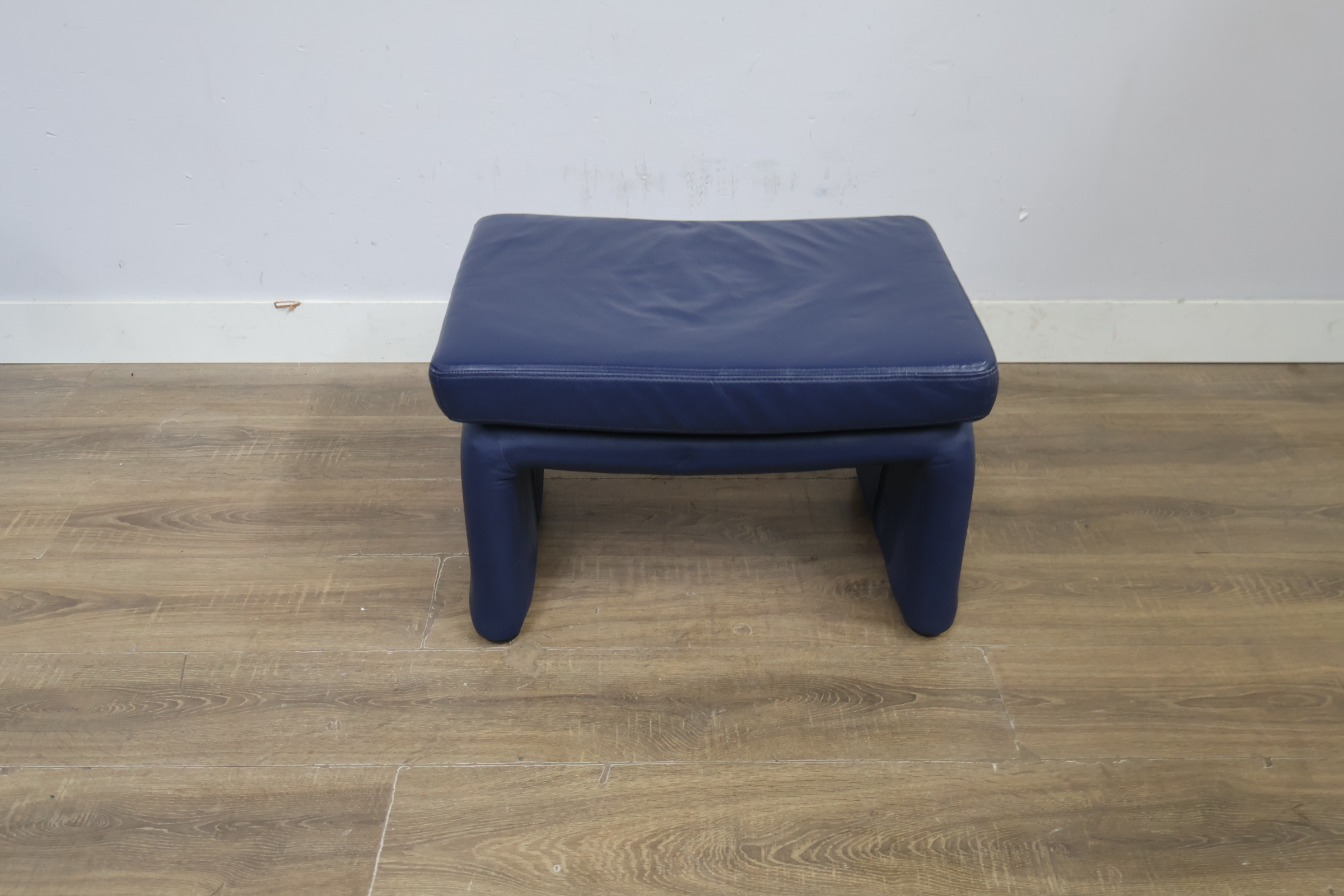 Blauwe leren voetenbank, Poef – foto 5 – kavel bij GSD Auctions, Zoeterwoude