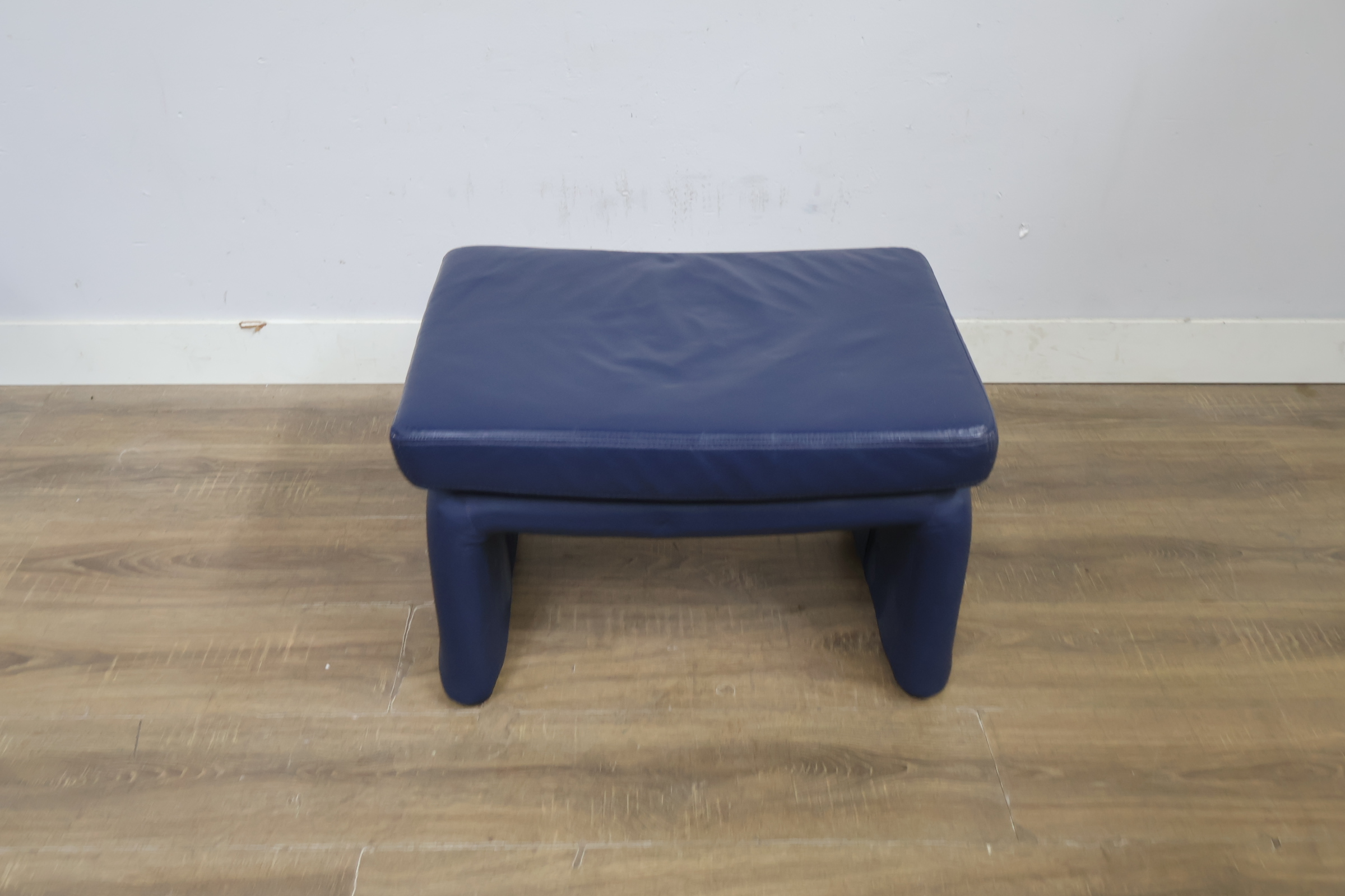 Blauwe leren voetenbank, Poef – foto 6 – kavel bij GSD Auctions, Zoeterwoude