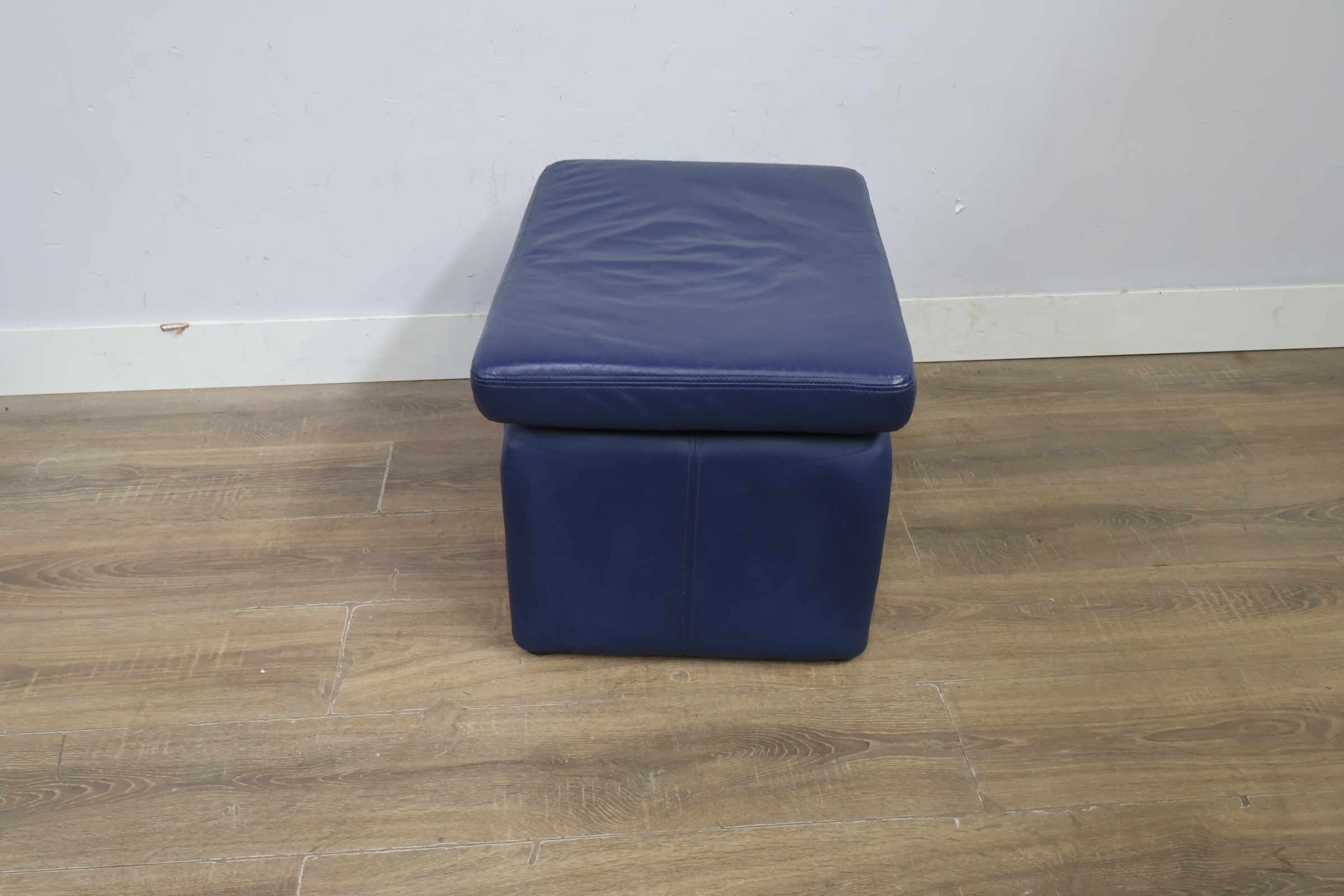 Blauwe leren voetenbank, Poef – foto 7 – kavel bij GSD Auctions, Zoeterwoude