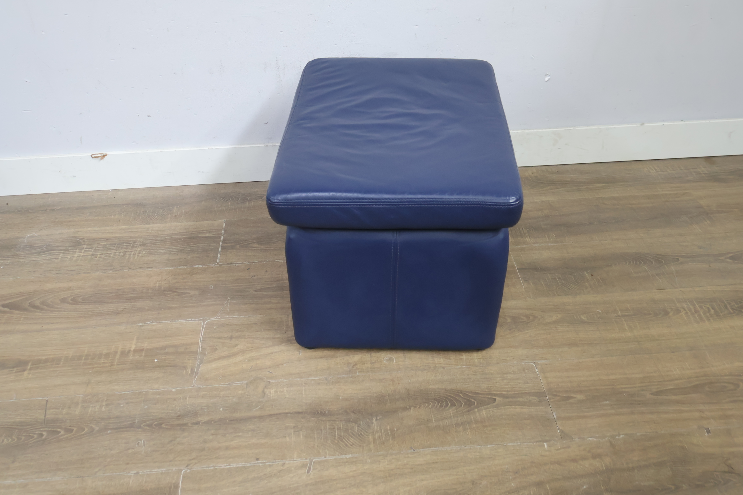 Blauwe leren voetenbank, Poef – foto 8 – kavel bij GSD Auctions, Zoeterwoude