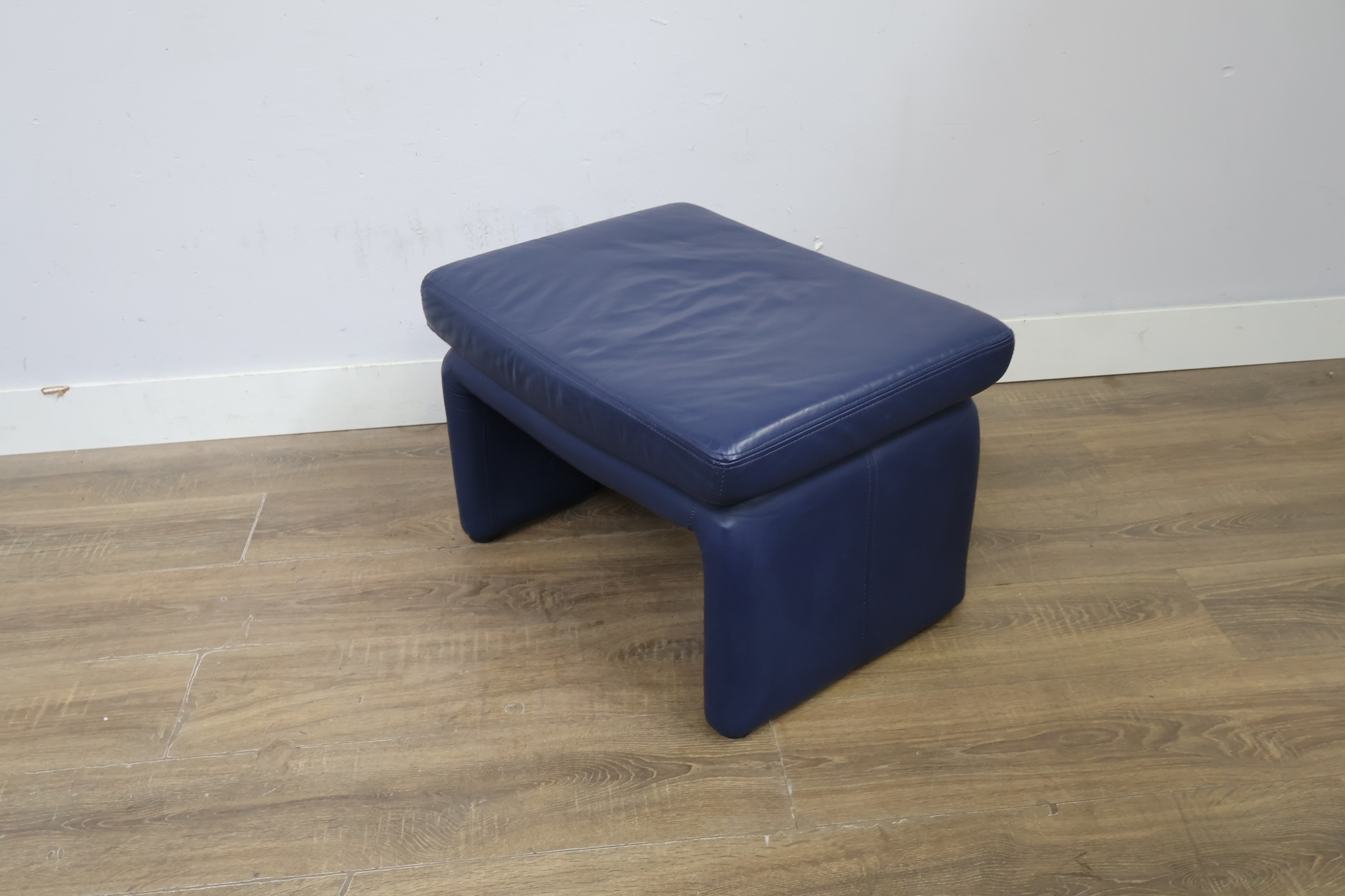 Blauwe leren voetenbank, Poef – foto 9 – kavel bij GSD Auctions, Zoeterwoude