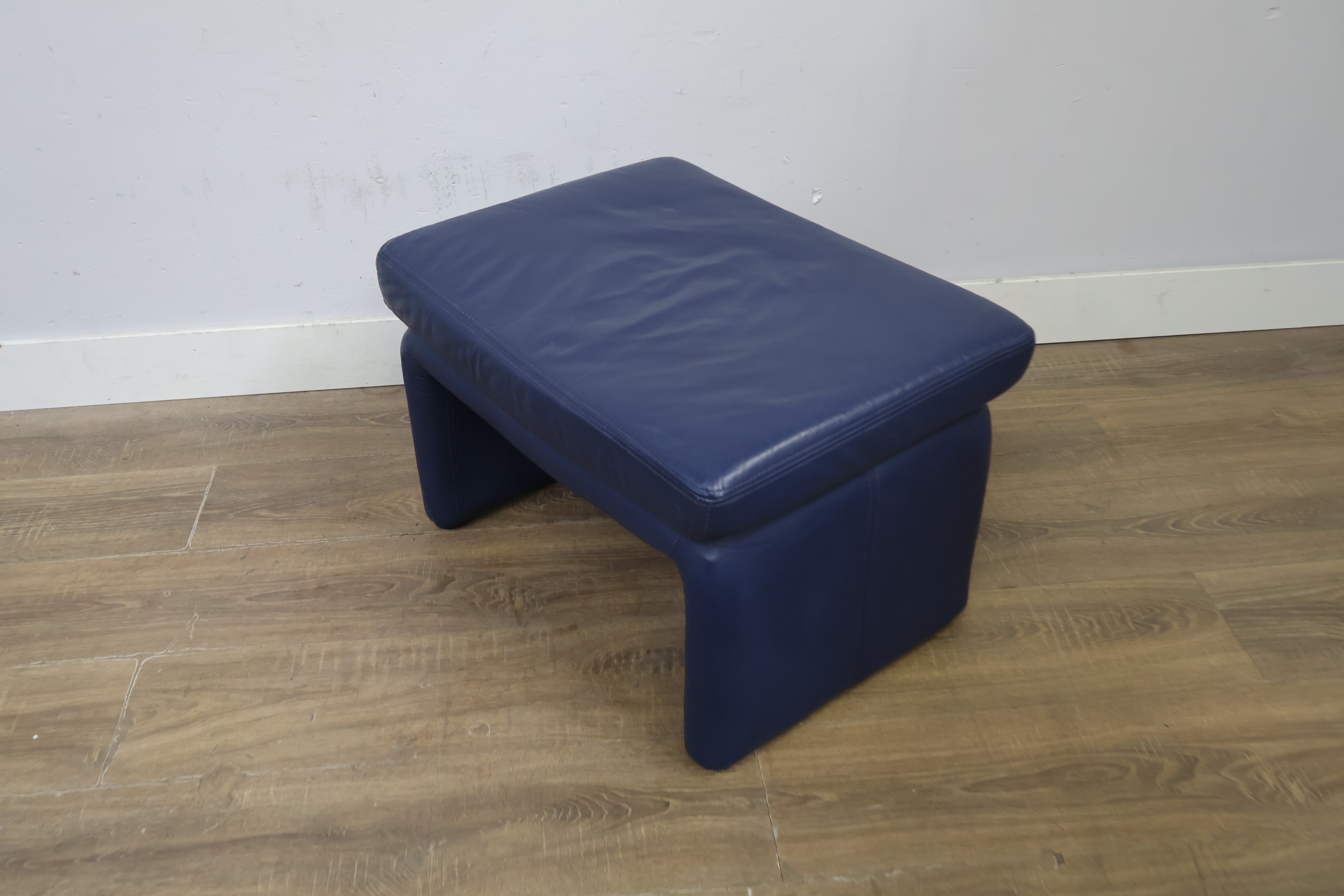 Blauwe leren voetenbank, Poef – foto 10 – kavel bij GSD Auctions, Zoeterwoude