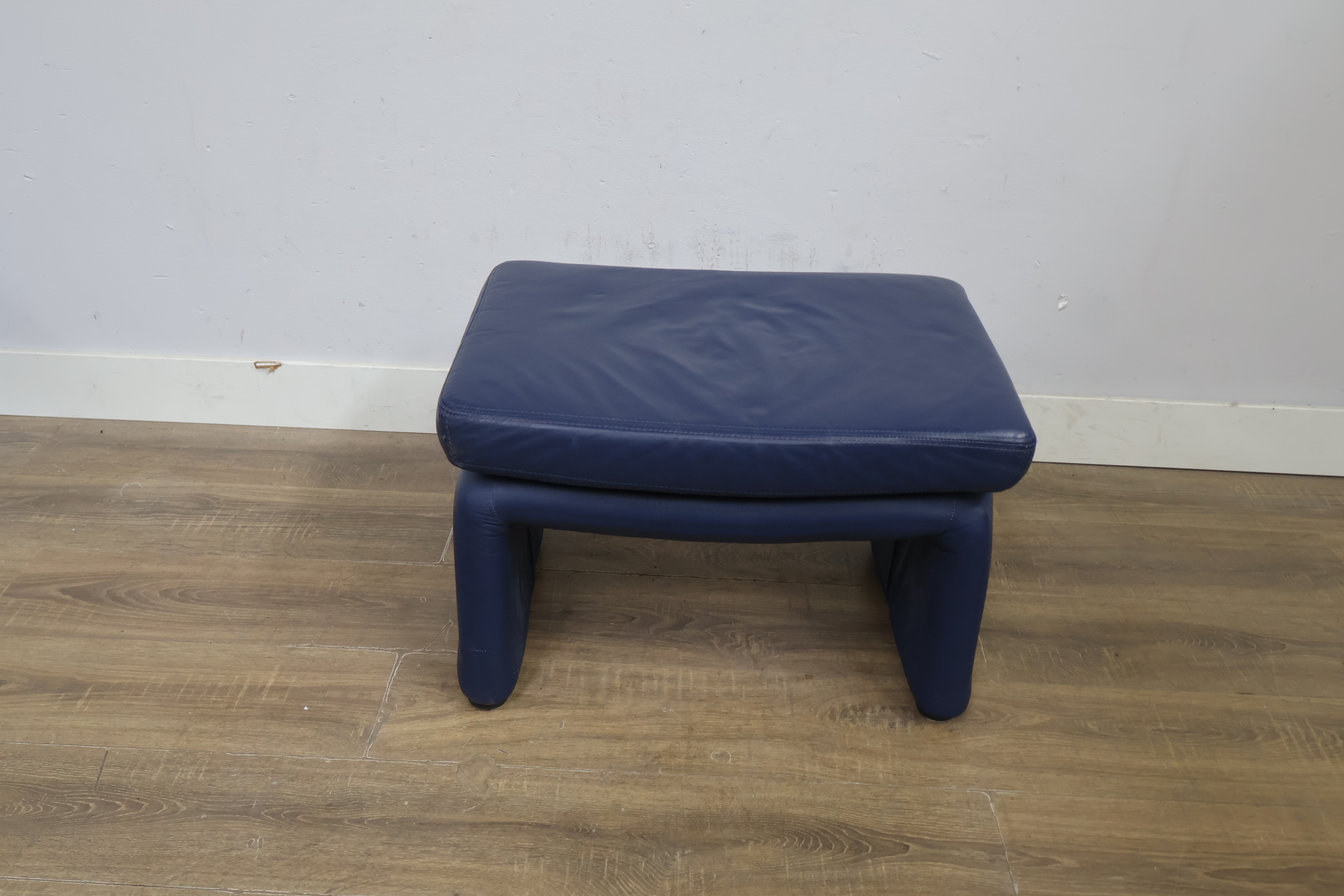 Blauwe leren voetenbank, Poef – foto 11 – kavel bij GSD Auctions, Zoeterwoude