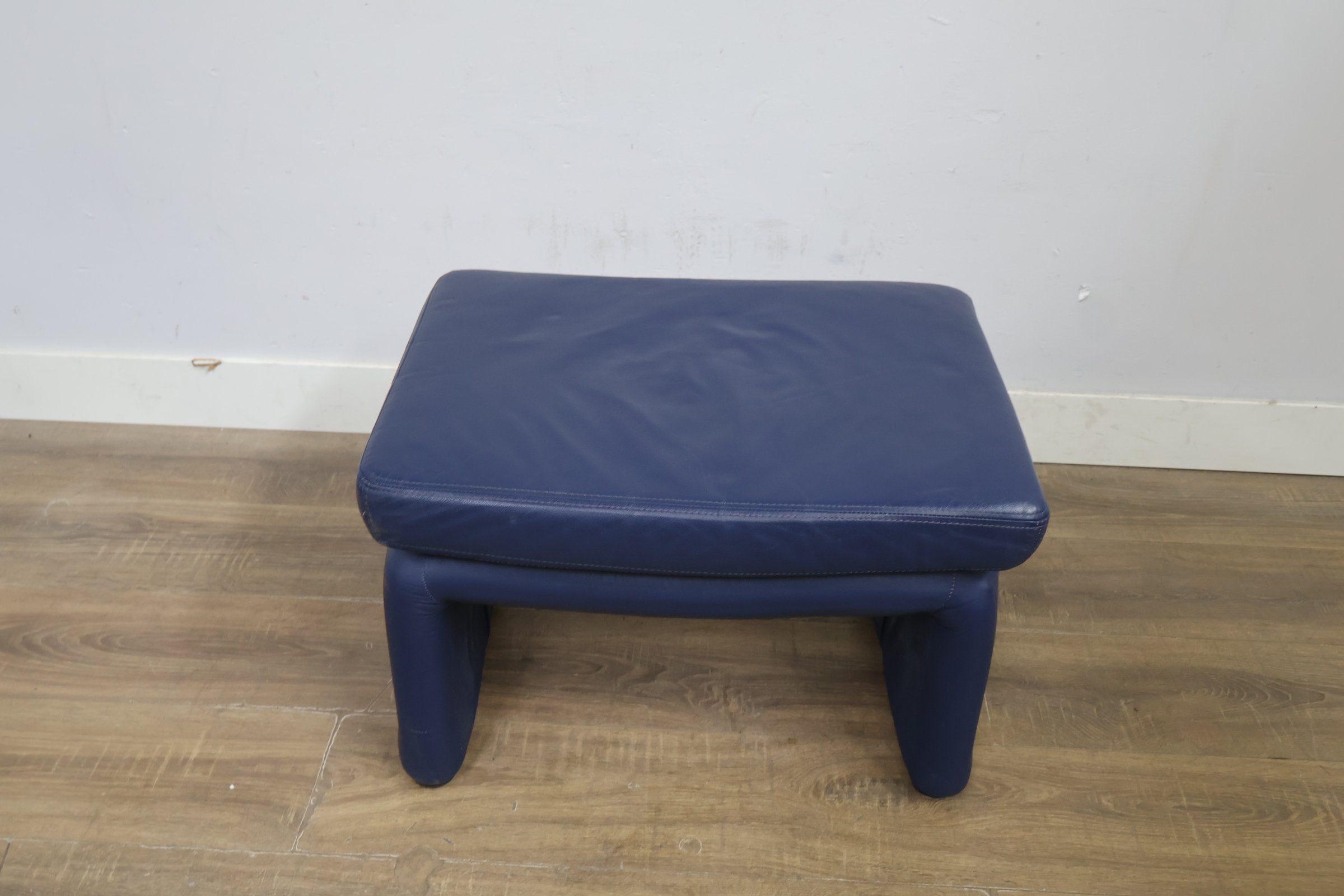 Blauwe leren voetenbank, Poef – foto 12 – kavel bij GSD Auctions, Zoeterwoude