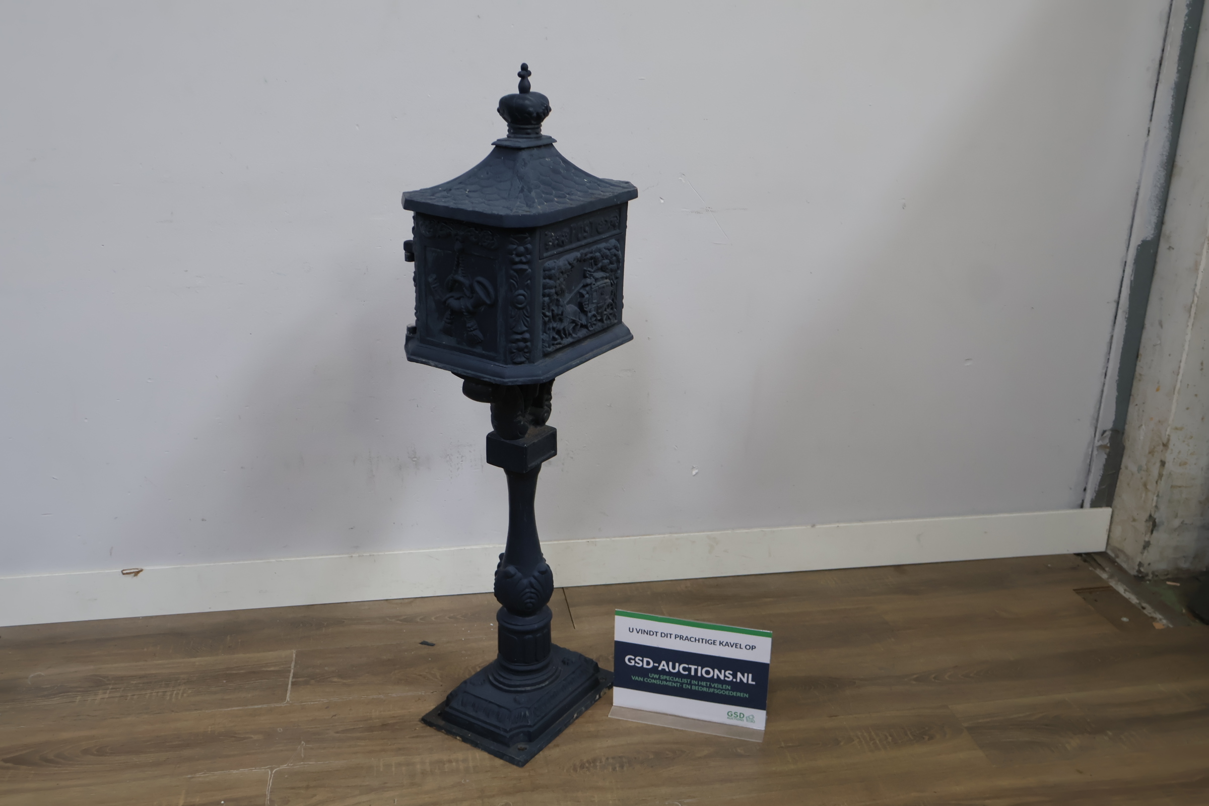 Antieke gietijzeren brievenbus op voet – foto 2 – kavel bij GSD Auctions, Zoeterwoude