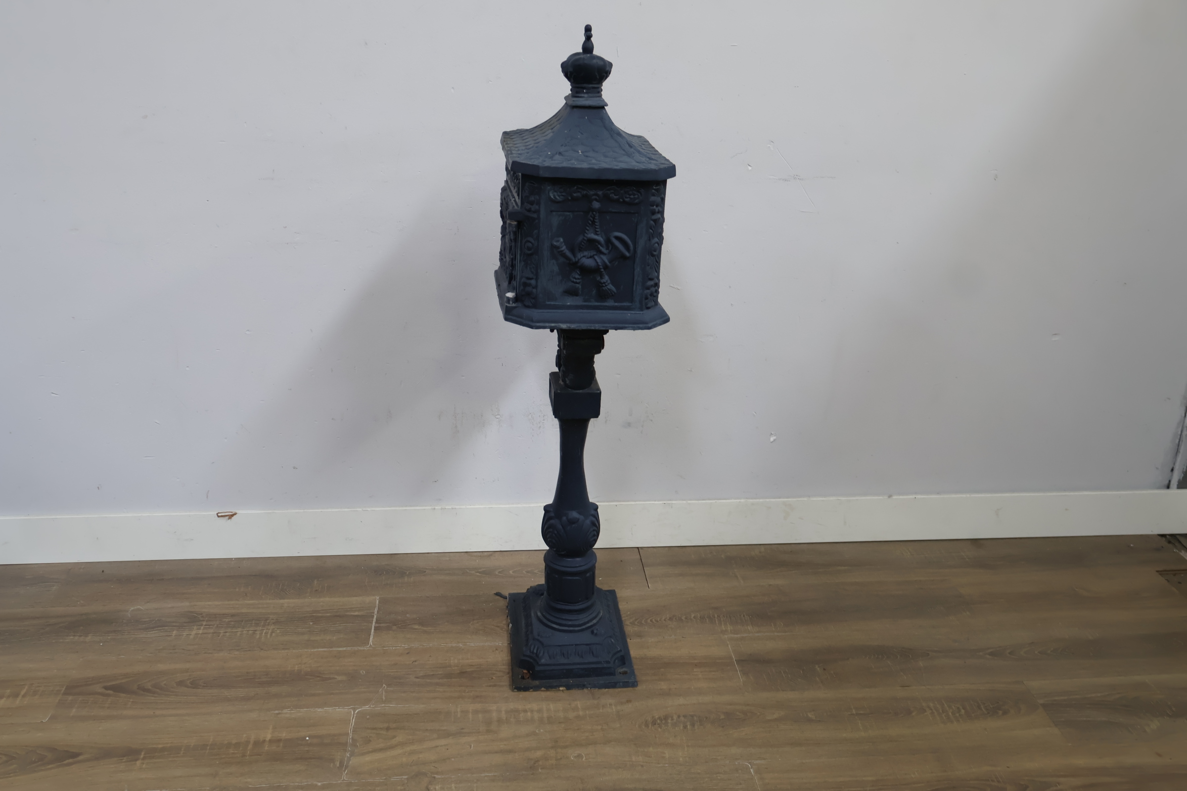 Antieke gietijzeren brievenbus op voet – foto 3 – kavel bij GSD Auctions, Zoeterwoude