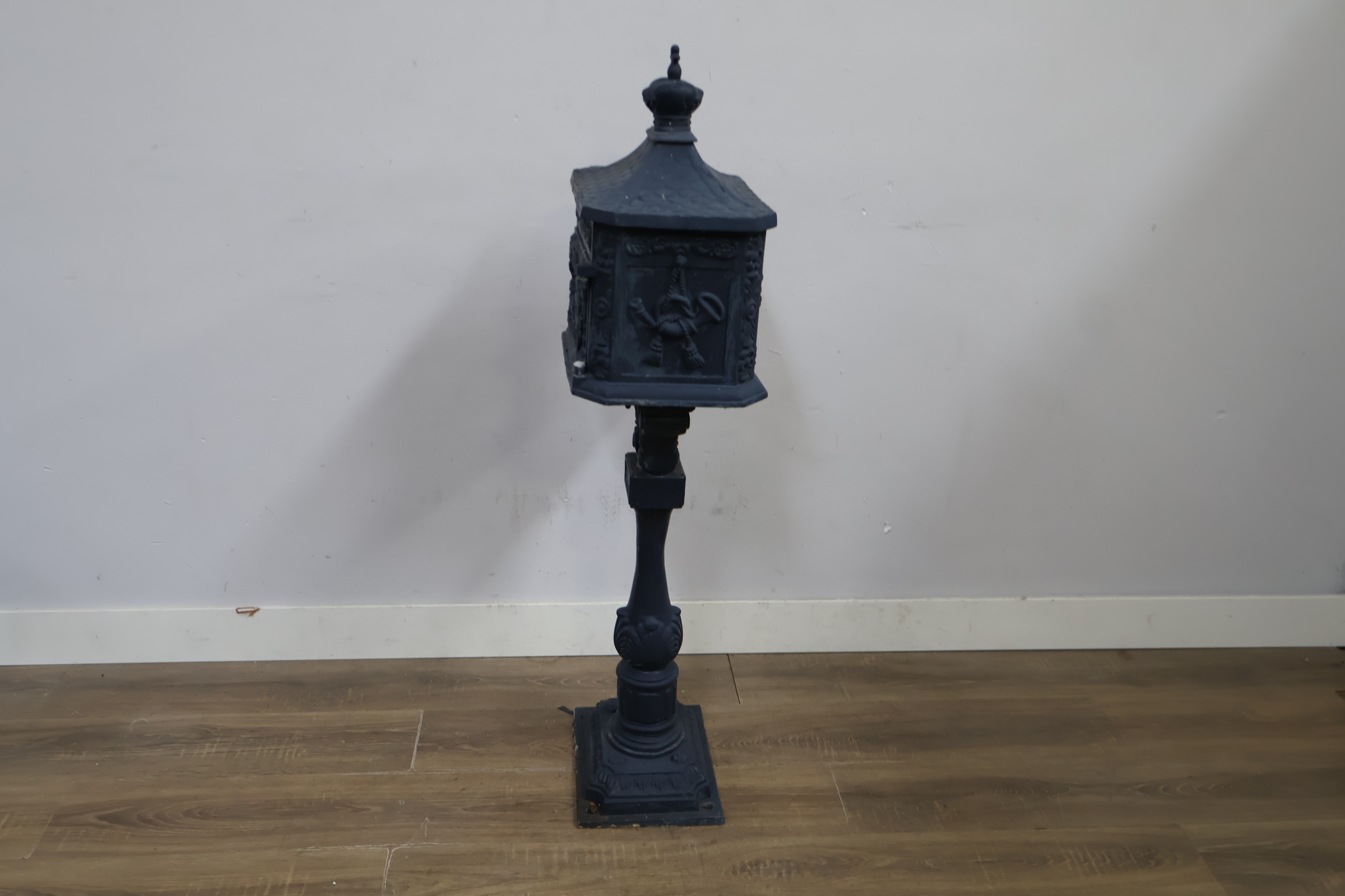 Antieke gietijzeren brievenbus op voet – foto 4 – kavel bij GSD Auctions, Zoeterwoude