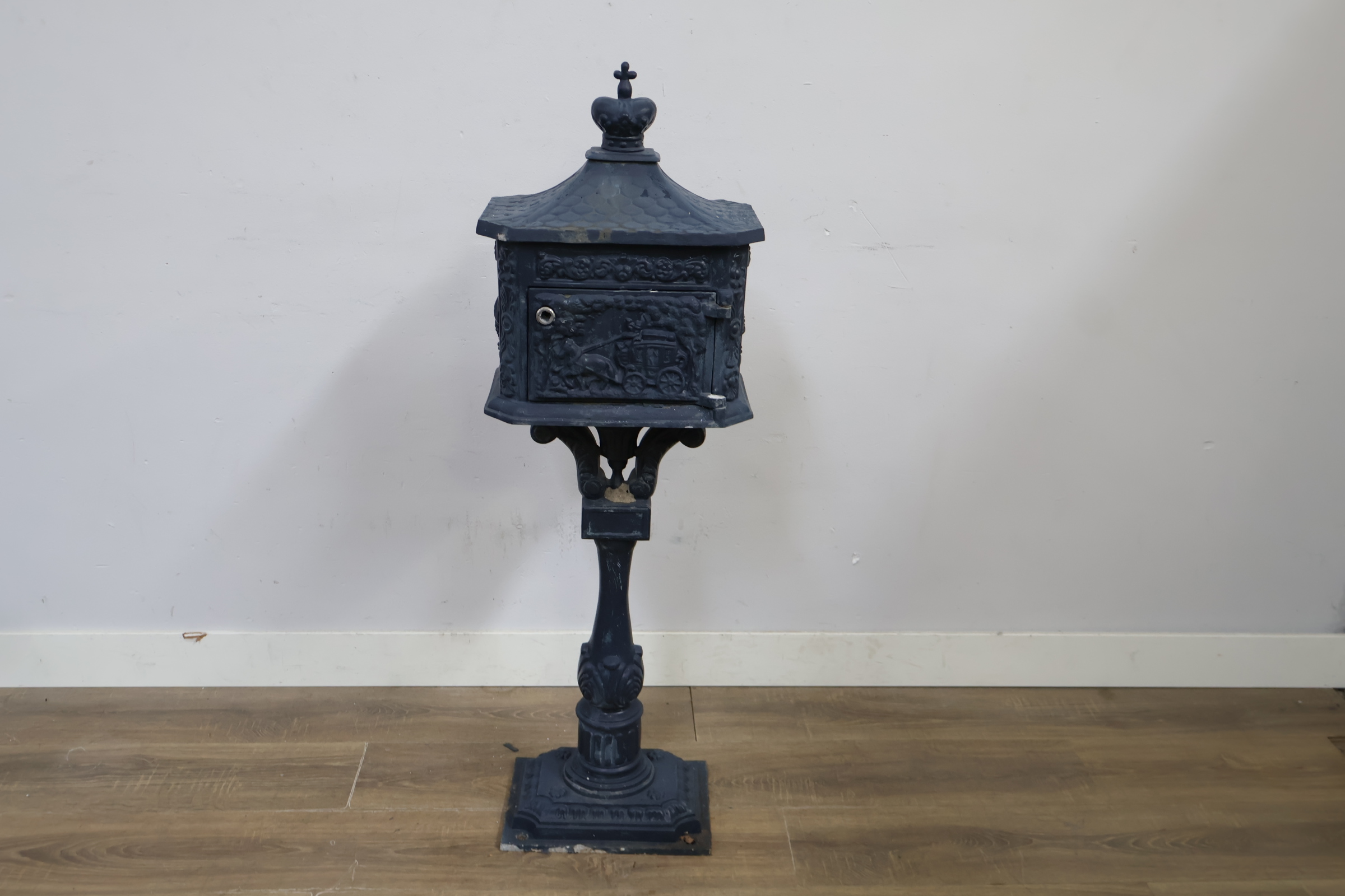 Antieke gietijzeren brievenbus op voet – foto 5 – kavel bij GSD Auctions, Zoeterwoude