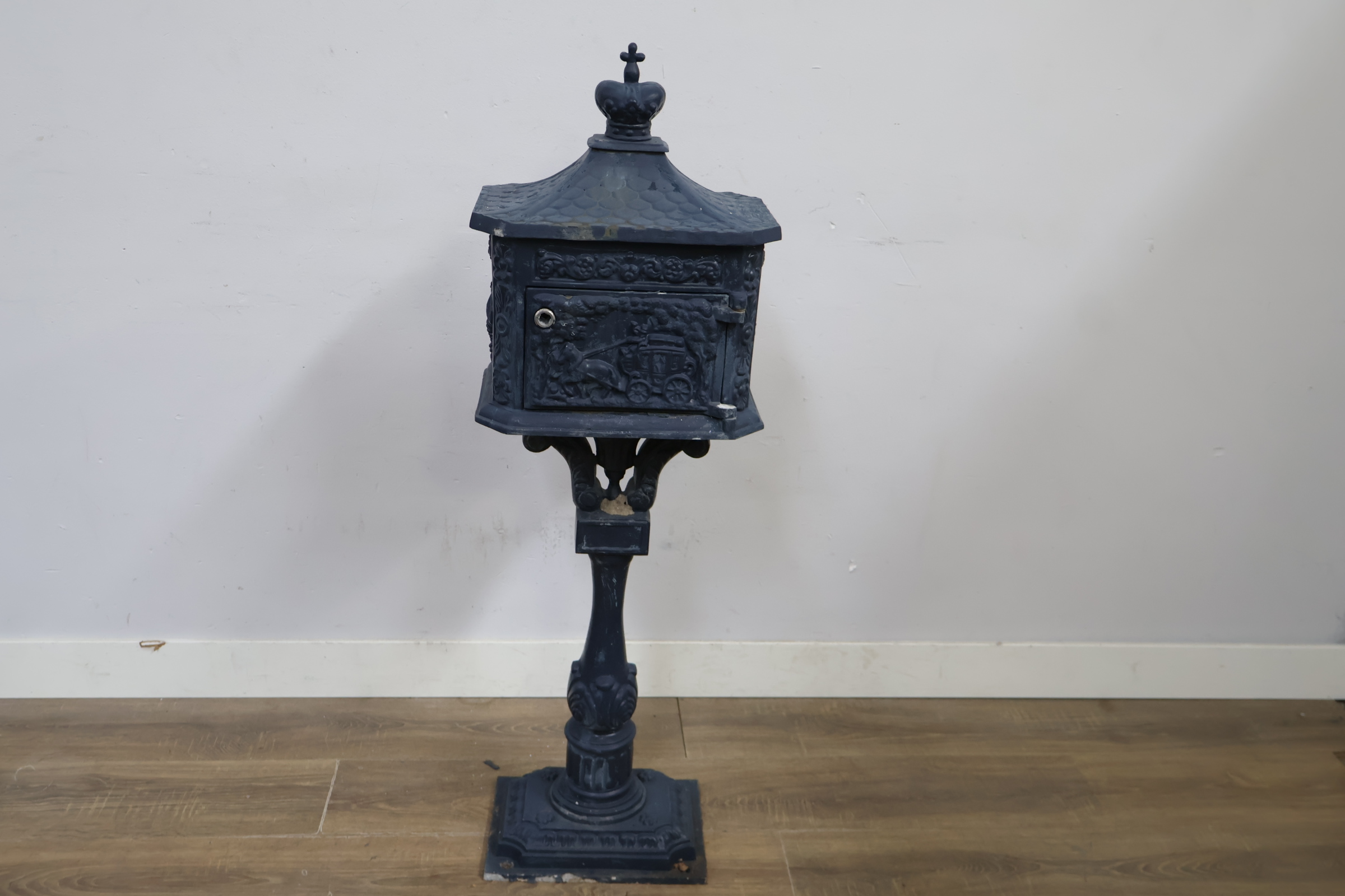 Antieke gietijzeren brievenbus op voet – foto 6 – kavel bij GSD Auctions, Zoeterwoude