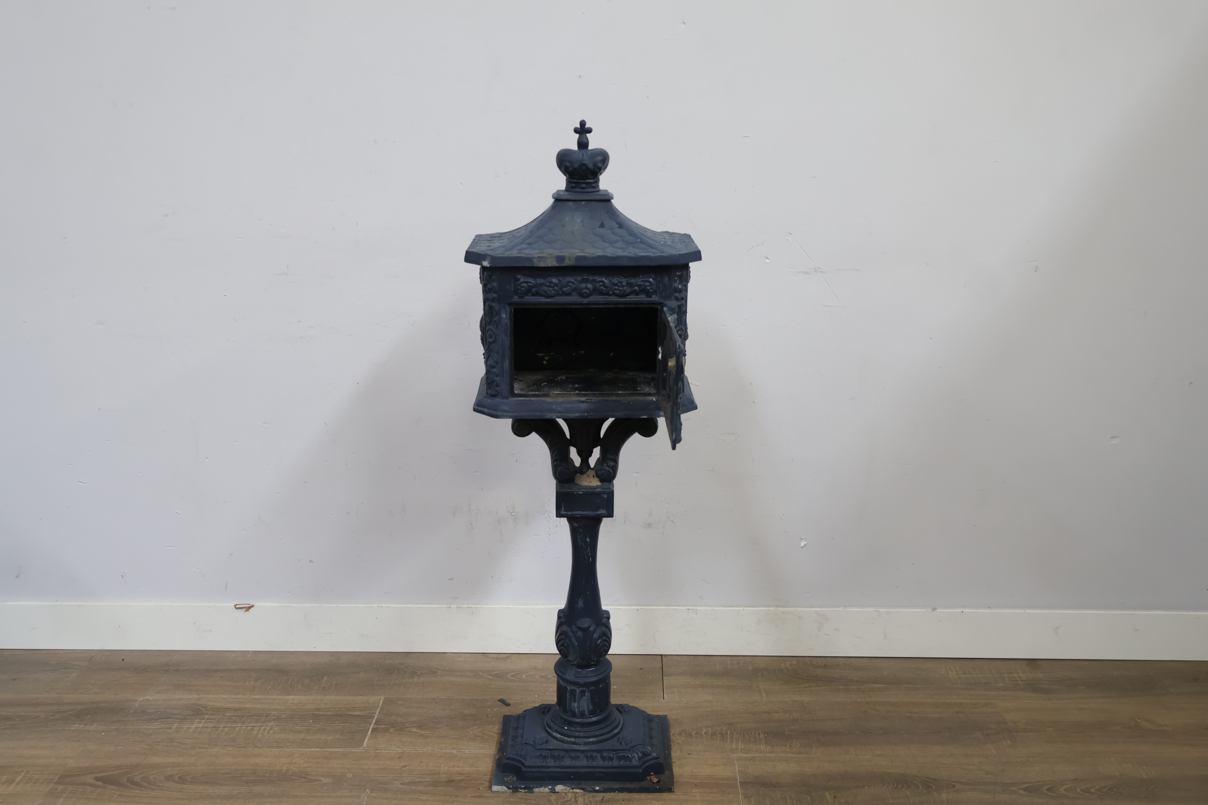 Antieke gietijzeren brievenbus op voet – foto 7 – kavel bij GSD Auctions, Zoeterwoude