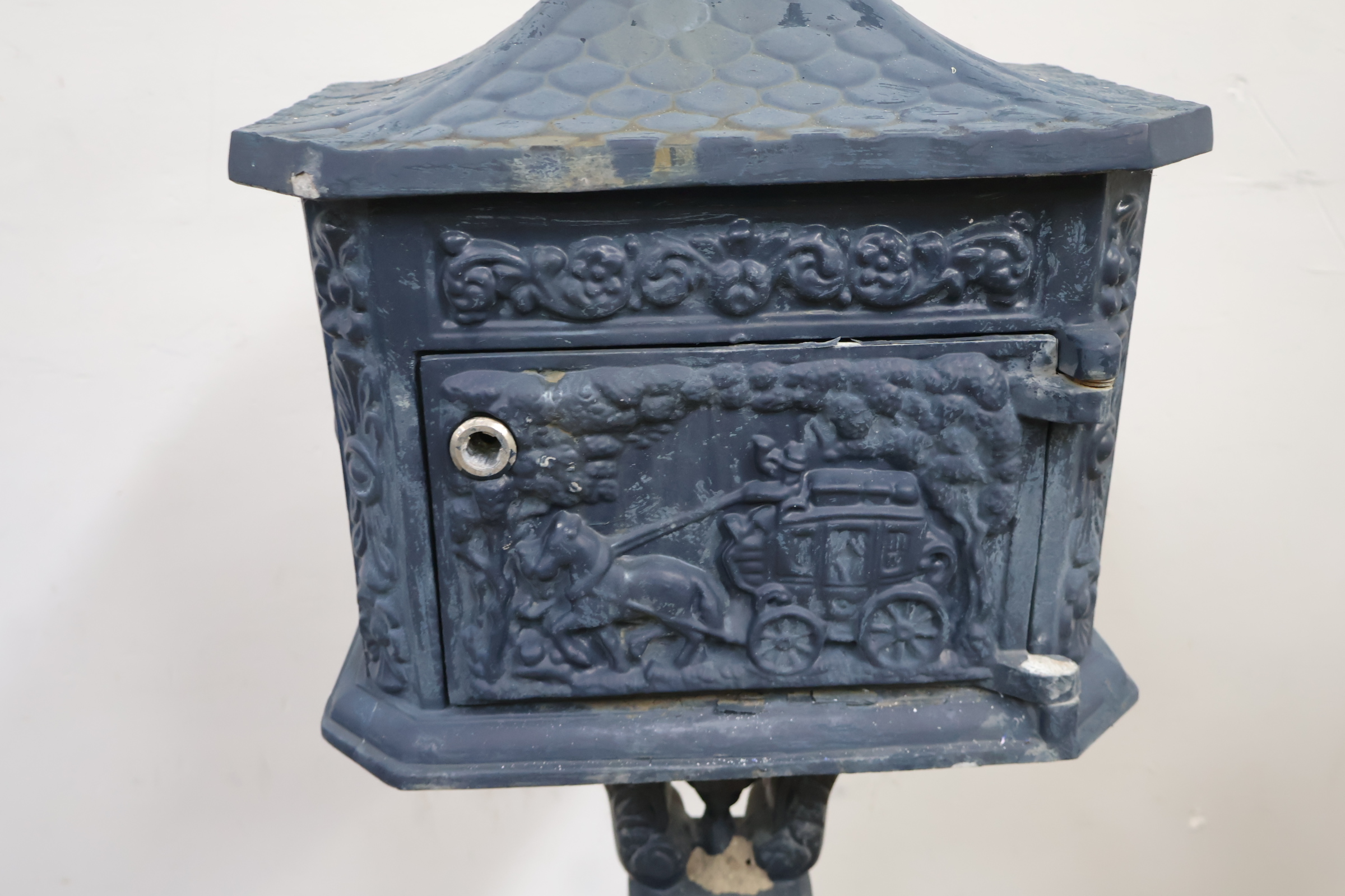 Antieke gietijzeren brievenbus op voet – foto 8 – kavel bij GSD Auctions, Zoeterwoude