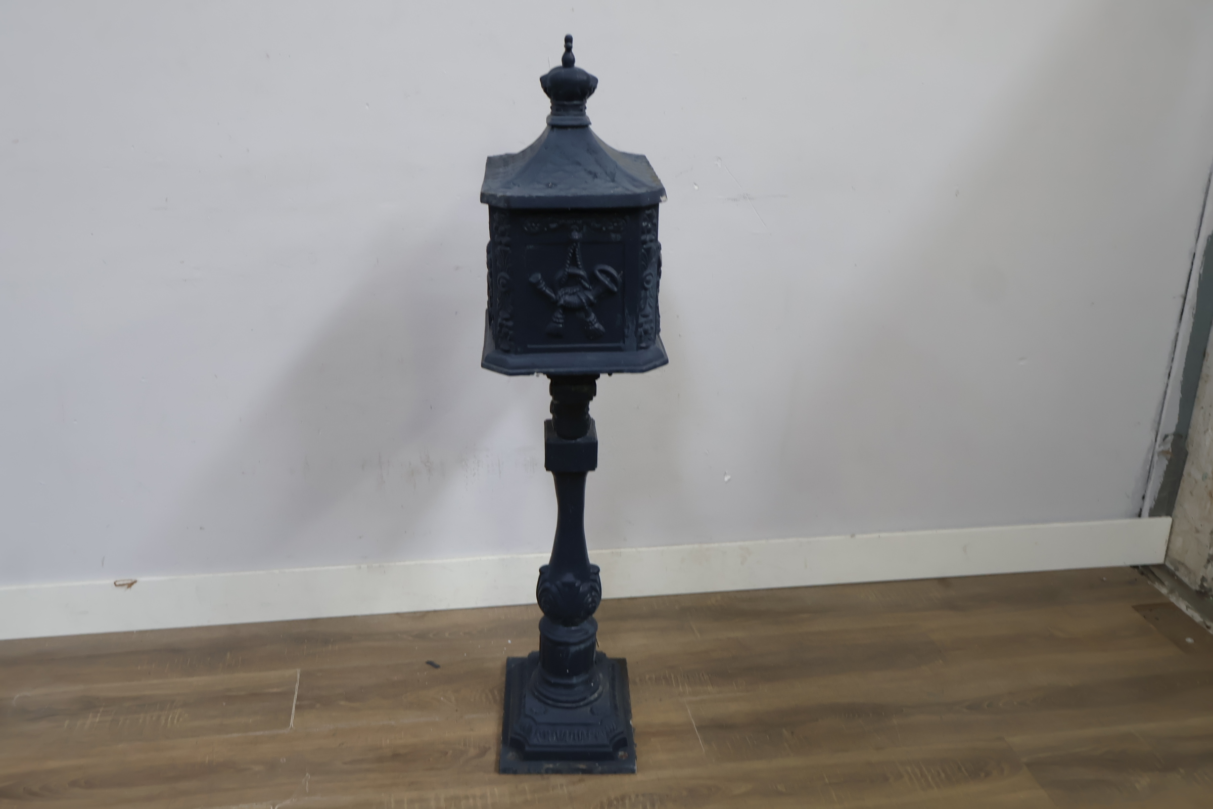 Antieke gietijzeren brievenbus op voet – foto 9 – kavel bij GSD Auctions, Zoeterwoude