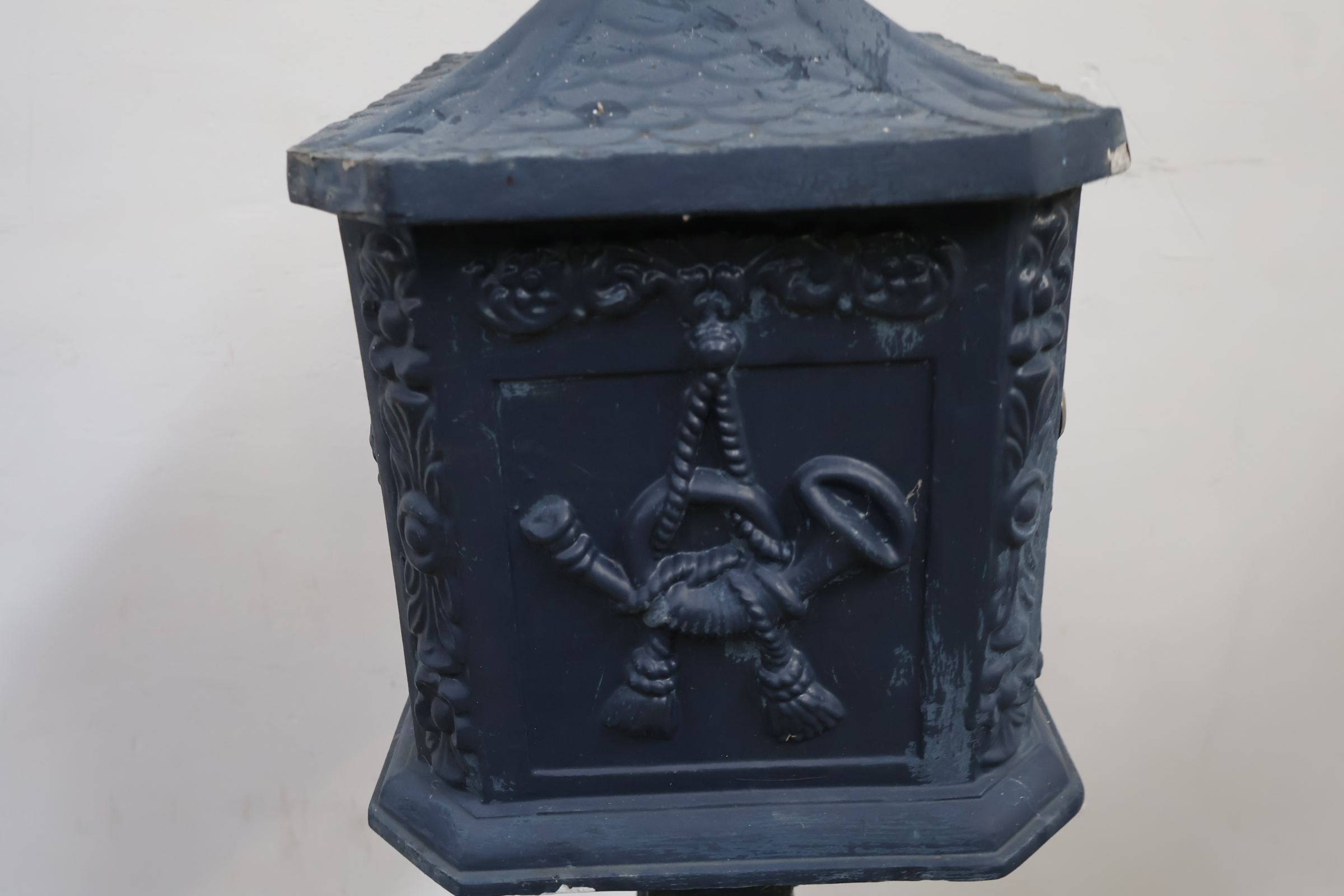 Antieke gietijzeren brievenbus op voet – foto 10 – kavel bij GSD Auctions, Zoeterwoude