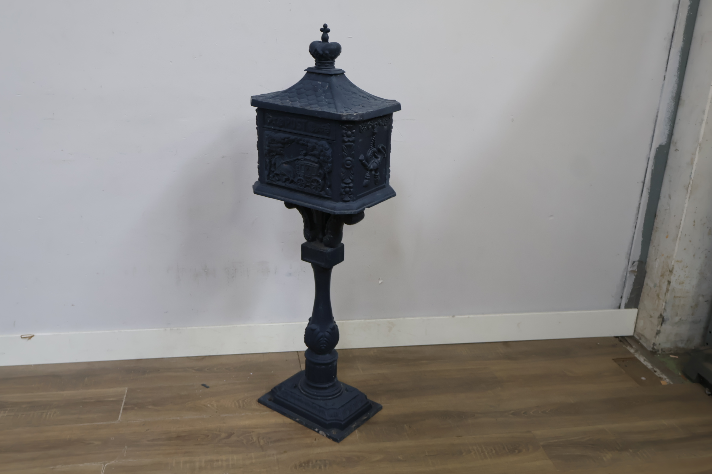 Antieke gietijzeren brievenbus op voet – foto 11 – kavel bij GSD Auctions, Zoeterwoude