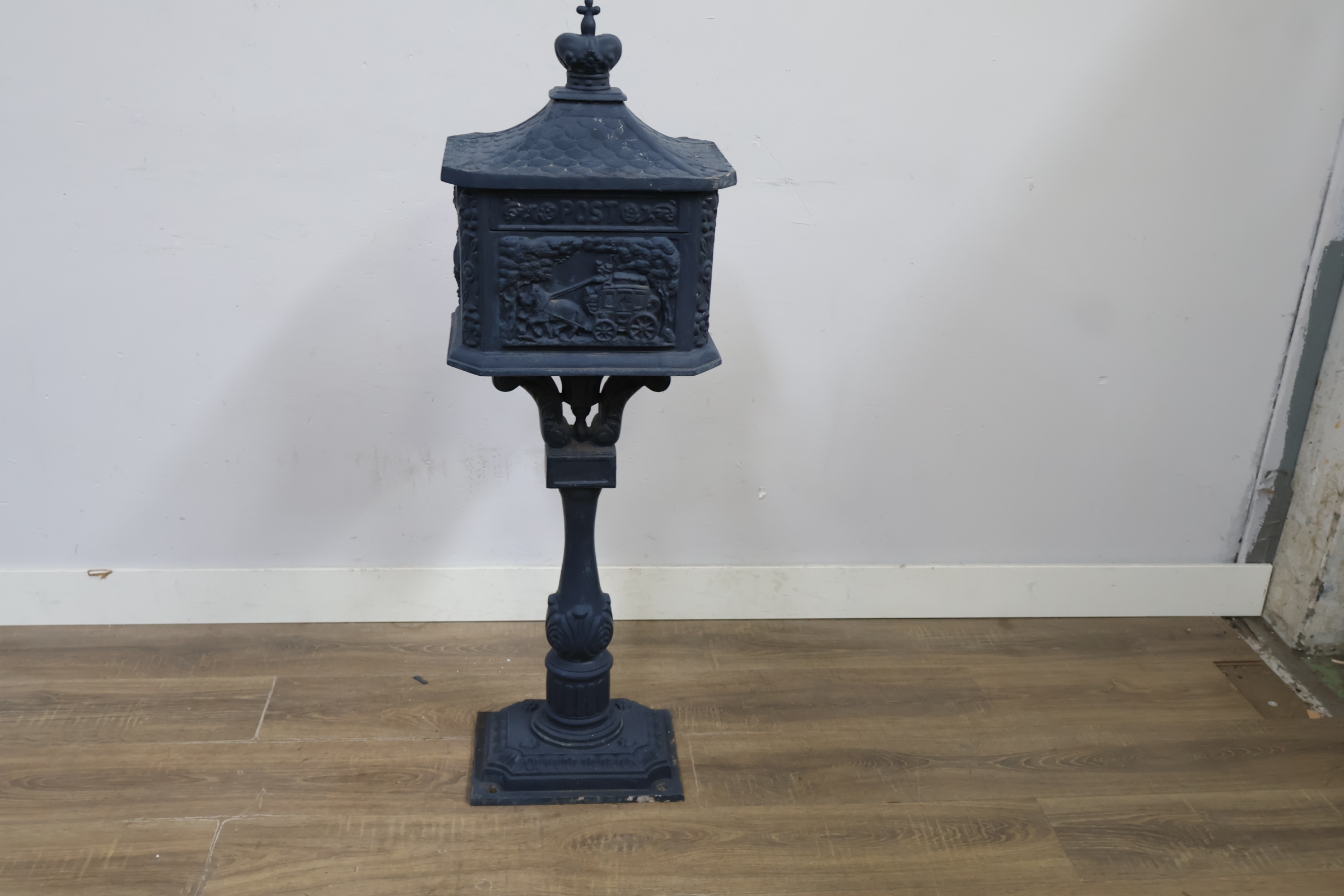 Antieke gietijzeren brievenbus op voet – foto 12 – kavel bij GSD Auctions, Zoeterwoude