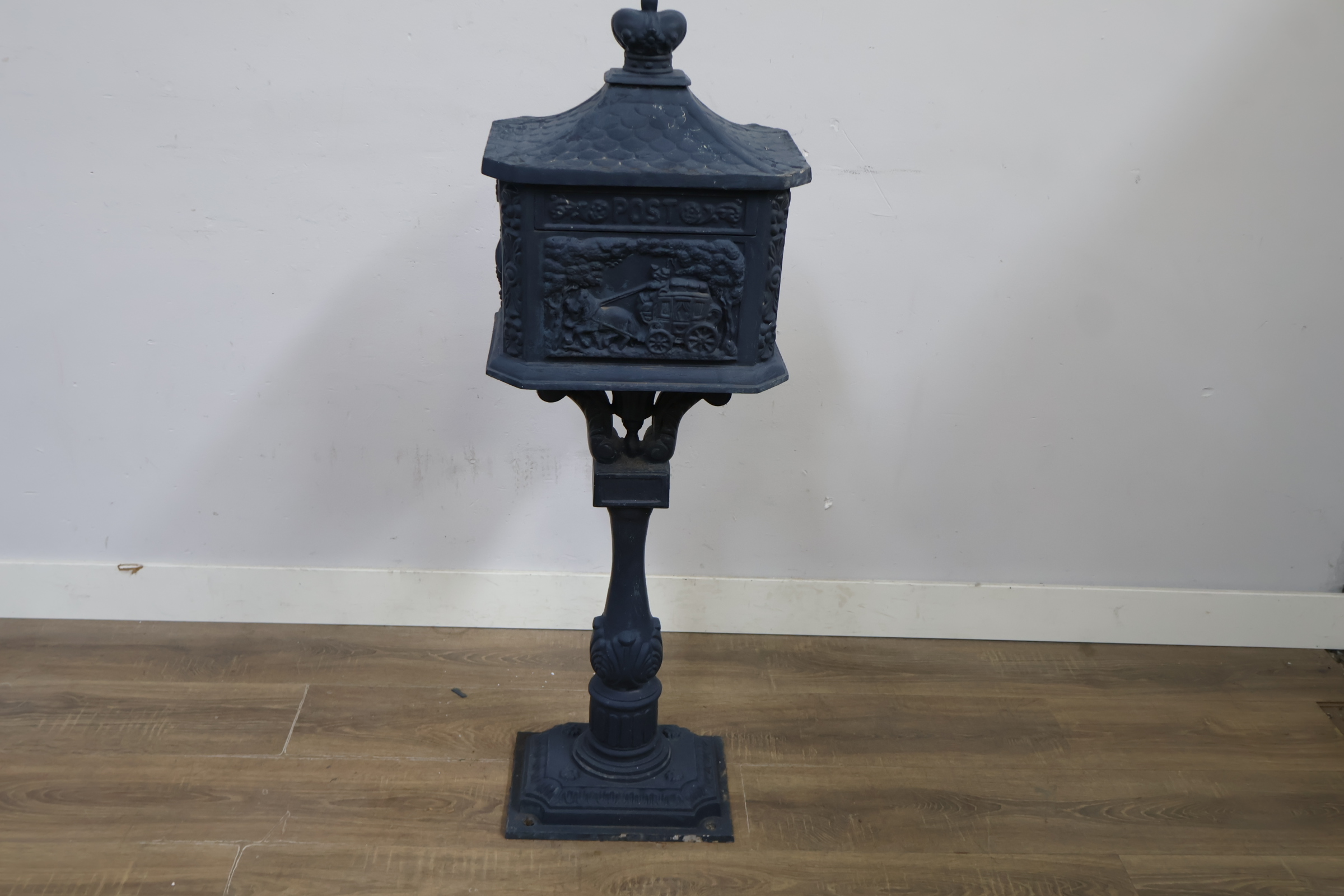 Antieke gietijzeren brievenbus op voet – foto 13 – kavel bij GSD Auctions, Zoeterwoude