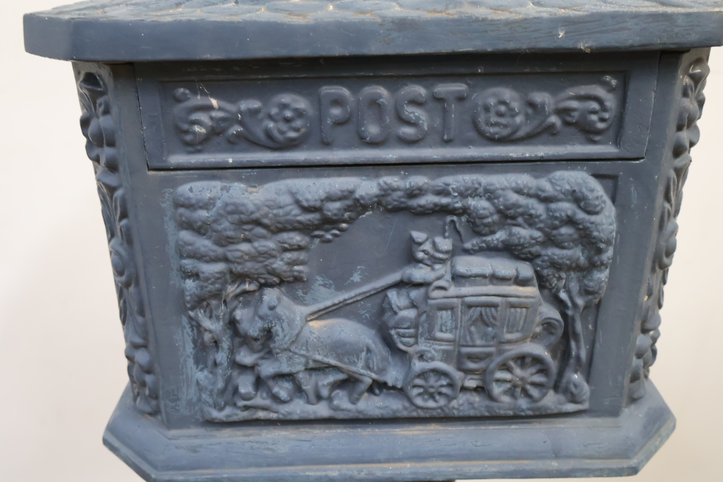 Antieke gietijzeren brievenbus op voet – foto 14 – kavel bij GSD Auctions, Zoeterwoude