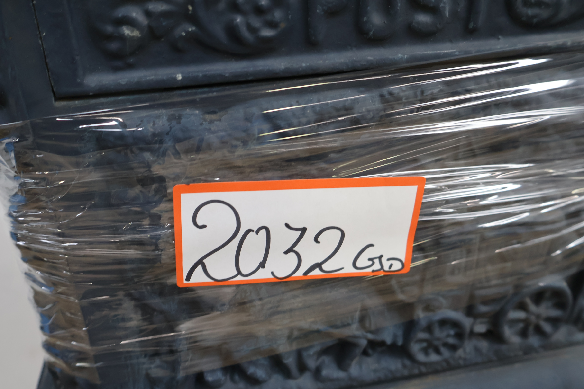 Antieke gietijzeren brievenbus op voet – foto 18 – kavel bij GSD Auctions, Zoeterwoude
